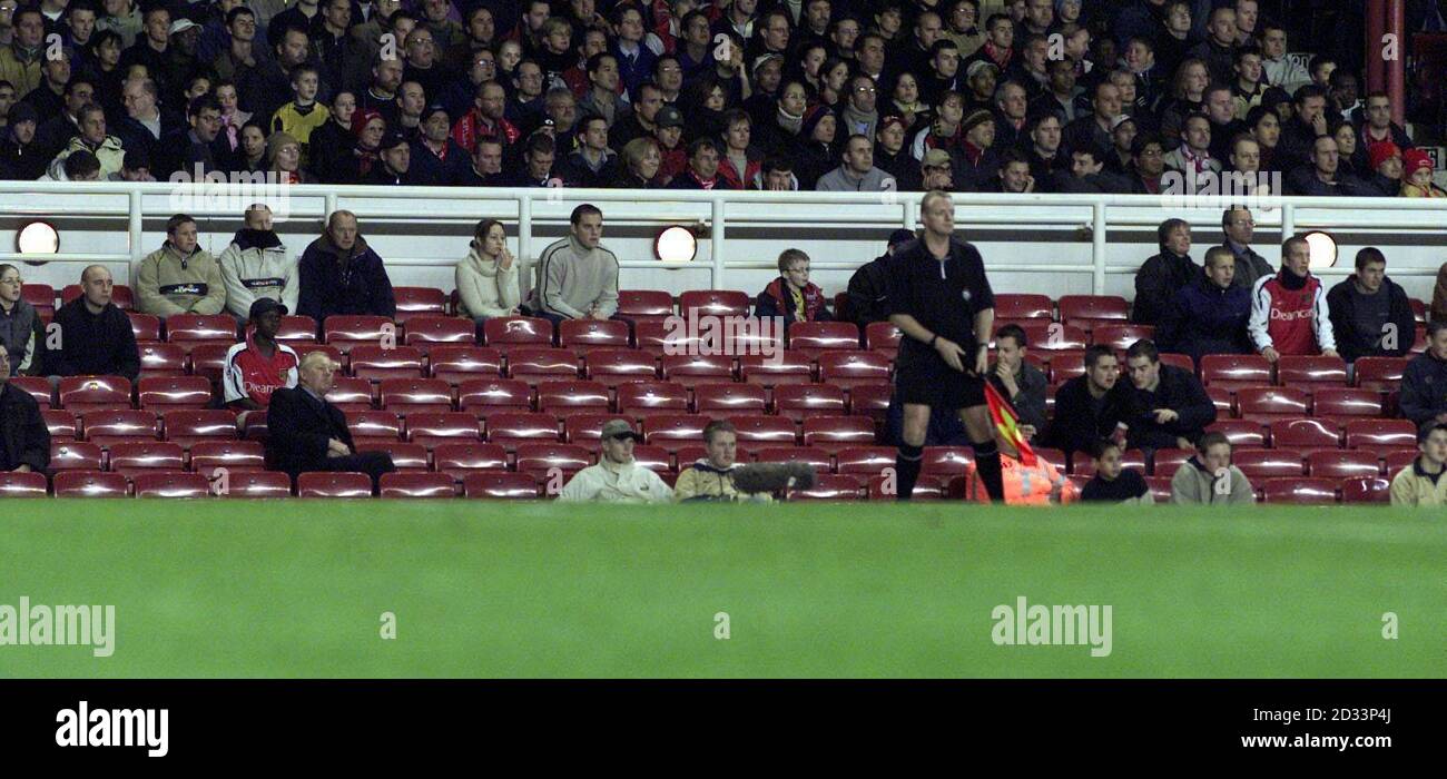 Trotz einer geschätzten Menge von 31,000 Zuschauern zeigen sich die leeren Sitze immer noch während des Worthington Cup-Spiels der Dritten Runde zwischen Arsenal und Manchester United in Highbury, London. Stockfoto