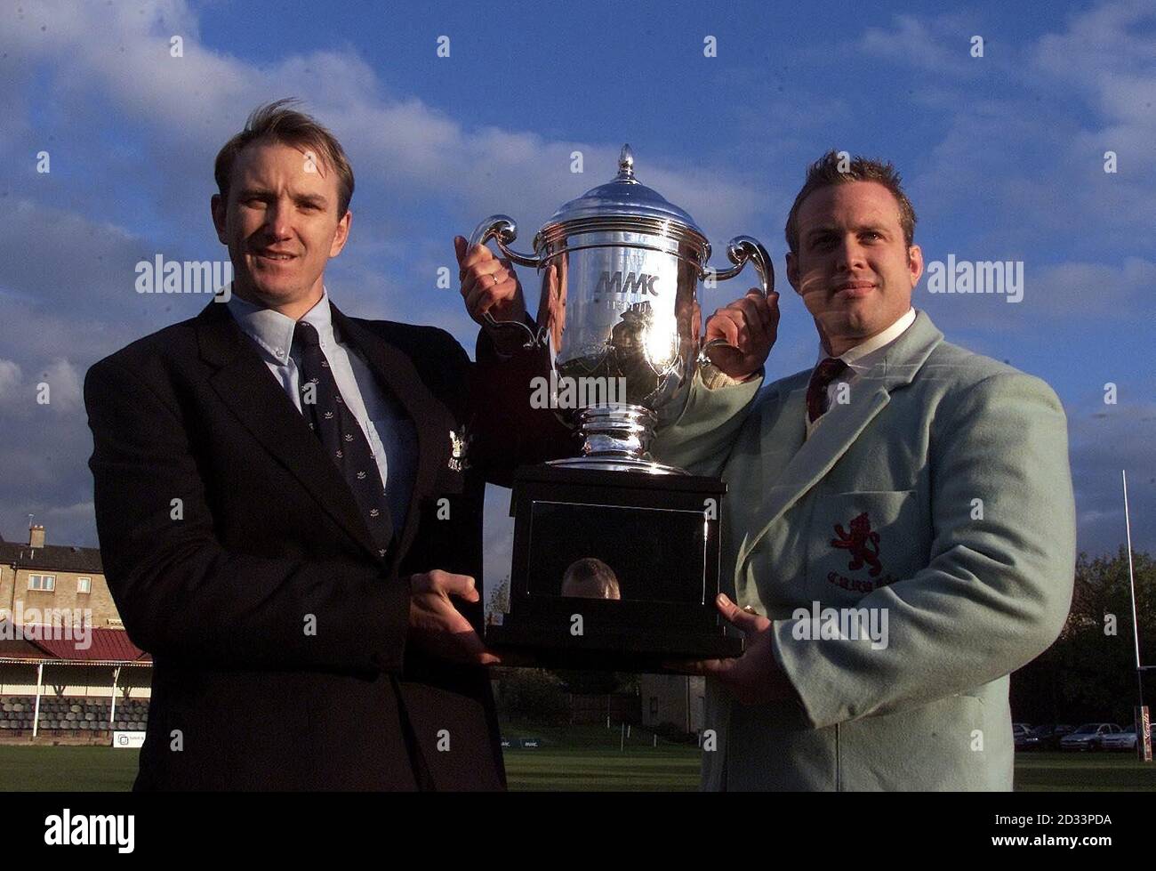 Brett Robinson (L) von der Oxford University und Mike Count von Cambridge mit der MMC Trophy, die den Bowring Bowl vor dem Clubspiel zwischen der Oxford University und Major Stanley's XV in der Iffley Road in Oxford ersetzt. Stockfoto