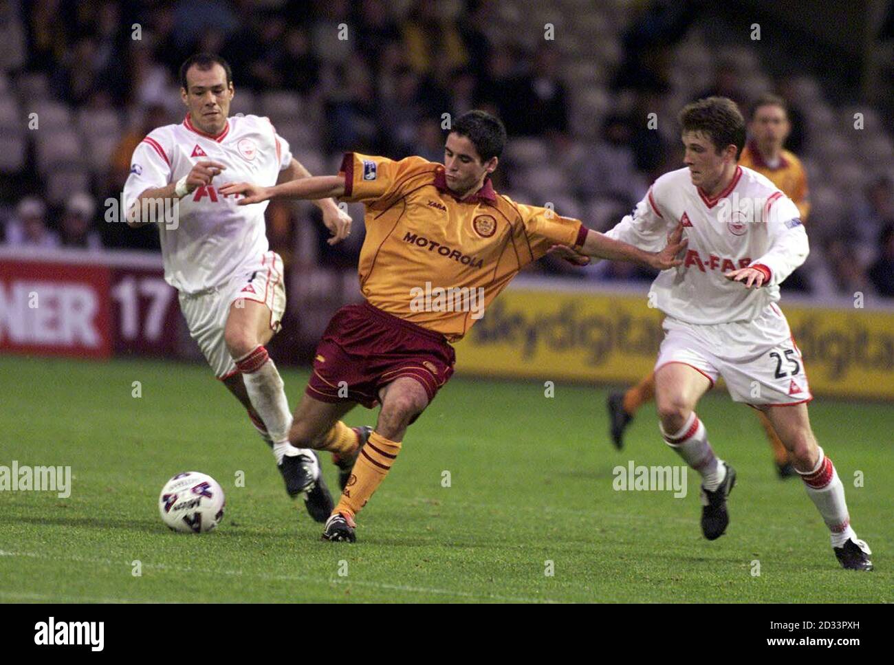 Keith Lasley von Motherwell (Mitte) hält während des Spiels der Bank of Scotland, Scottish Premier League im Fair Park Stadium, Edinbrugh, Samstag, 24. November 2001, die Position von Roberto Bisconti (links) und Fergus Tiernan von Aberdeen. **EDI** PA Photo - läuft auf PA Wire und www.pasportsphotos.press.net Stockfoto