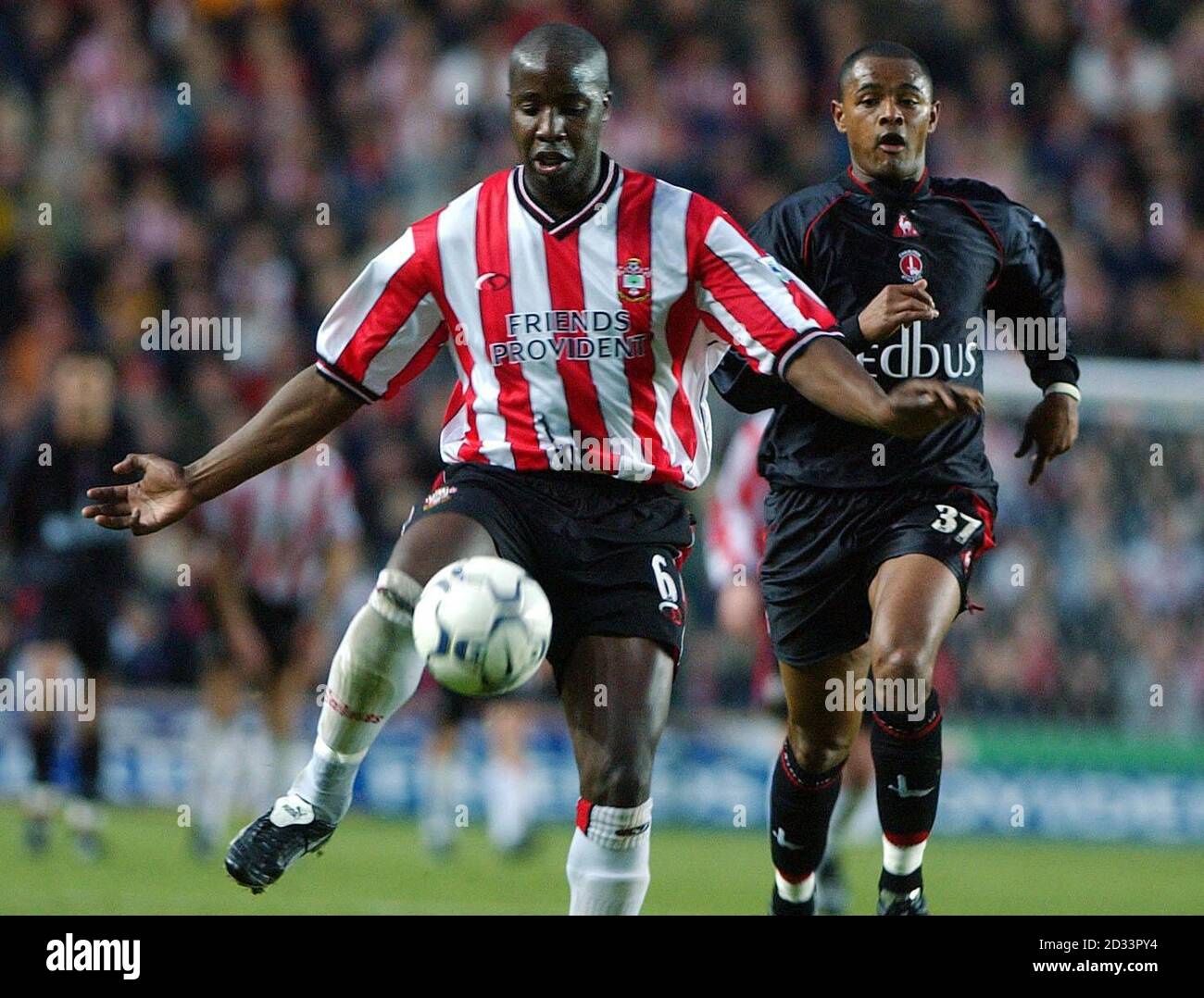 Southampton's Paul Williams und Charlton Athletic's Shaun Bartlett kämpfen während des FA Barclaycard Premiership-Spiels in St. Mary's, Southampton, um den Ball. REDAKTIONELLE FUNKTION. KEINE WEBSITE-/INTERNETNUTZUNG, ES SEI DENN, DIE WEBSITE IST BEI DER FOOTBALL ASSOCIATION PREMIER LEAGUE REGISTRIERT. Stockfoto