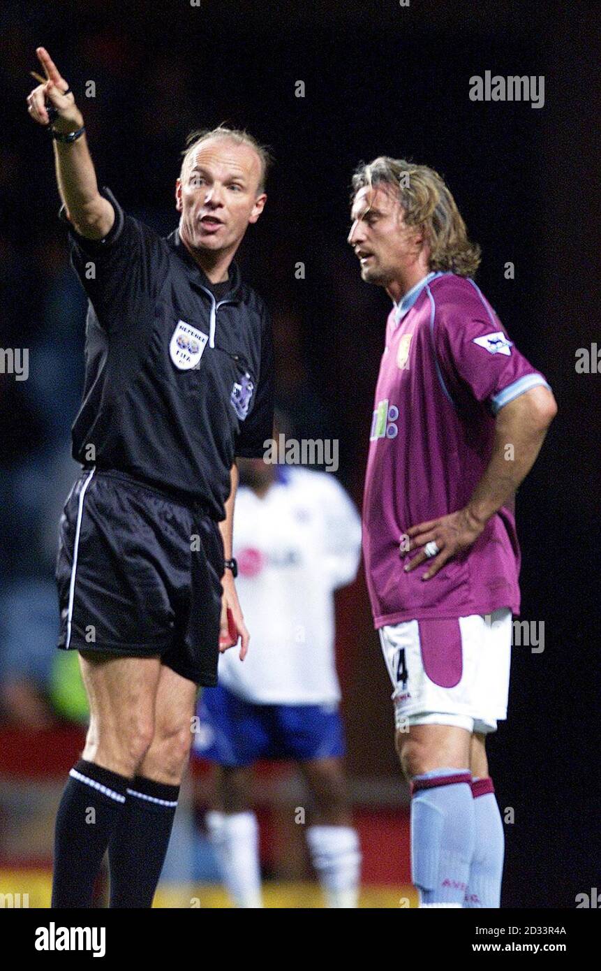 Der englische Fußballkapitän David Beckham (rechts) trifft seinen Rugby-League-Kollegen Andrew Farrell im Marriott Hotel, Worsley. England stellt sich Schweden in Old Trafford, Manchester, in einem freundlichen International, während Großbritannien Australien bei Alfred McAlpine Stdium, Huddersfield, in der ersten von drei Match-Test-Serien anführt. Stockfoto