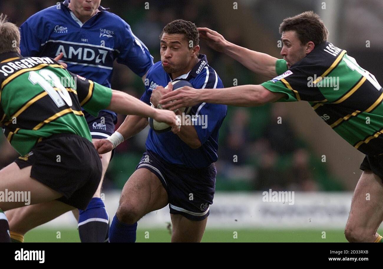 Sale's Jason Robinson durchbricht die Tackles von Northampton's Peter Jorgensen (links) und John Leslie (rechts) beim Verkaufssieg 20-10 Im Premiership-Spiel Zürich in Franklin Gardens Stockfoto