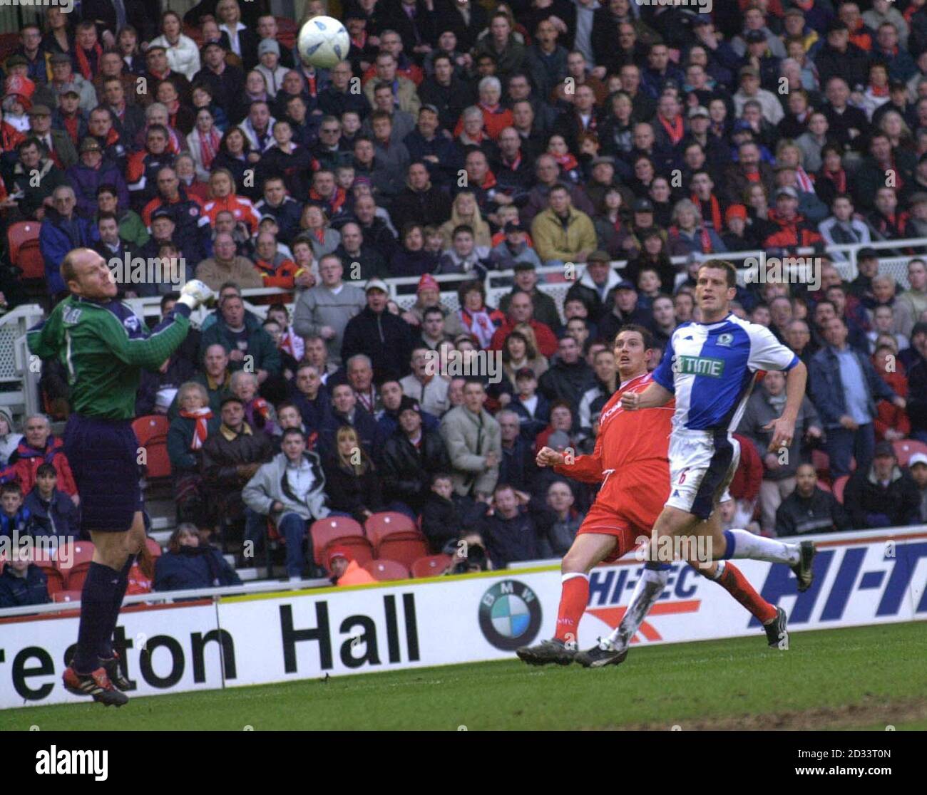 Noel Whelan aus Middlesbrough (Mitte) schlägt Blackburn Rovers Torwart Brad Friedel (links) mit dieser lob, nur um zu sehen, wie sein Schuss während des Spiels des AXA FA Cup in der 5. Runde im Riverside Stadium von der Linie abgeräumt wurde. Stockfoto