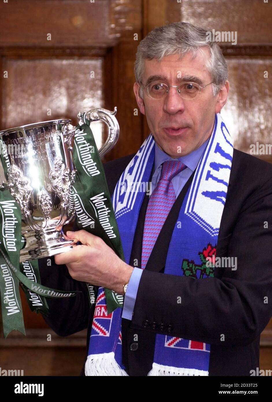 Außenminister Jack Straw hält den Worthington Cup in seinen heimischen Blackburn-Farben auf den Stufen des Außenministeriums in Zentral-London hoch. * ... Das Finale des Turniers zwischen Mr Straw's Blackburn Rovers und Tottenham Hotspur wird im Millennium Stadium in Cardiff ausgetragen, wo Straw, Labour-Abgeordneter von Blackburn, anwesend sein wird. Stockfoto