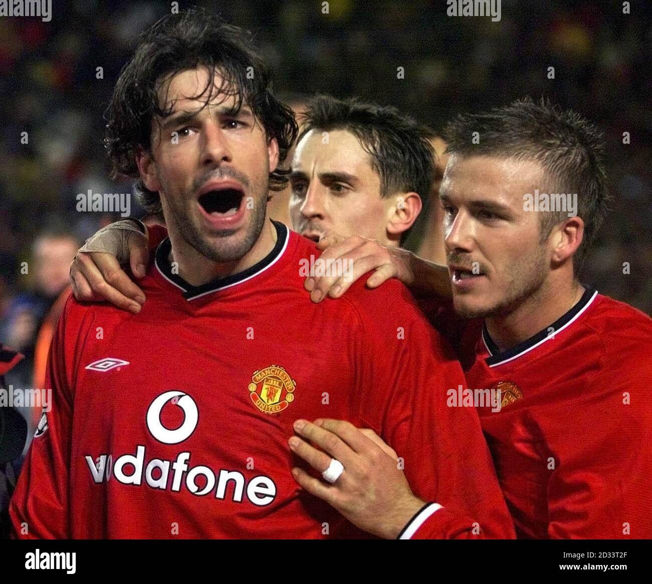 Ruud Van Nistelrooy von Manchester United feiert mit David Beckham & Gary Neville während des UEFA Champions League-Spiels im Stade de La Beaujoire in Nantes seinen letzten Ausgleich. DIESES BILD KANN NUR IM RAHMEN EINER REDAKTIONELLEN FUNKTION VERWENDET WERDEN. KEINE WEBSITE-/INTERNETNUTZUNG, ES SEI DENN, DIE WEBSITE IST BEI DER FOOTBALL ASSOCIATION PREMIER LEAGUE REGISTRIERT. Stockfoto