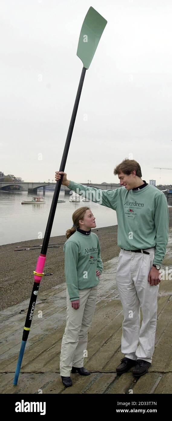 Cambridge University Boat Race cox Eleanor L Griggs (L) mit Crew-Mitglied Joshua West, dem höchsten Ruderer, der mit 6 Fuß 9 und einer halben Zoll (2 Meter 7 cm) bei einer Pressekonferenz in Putney, London, am Bootsrennen teilnahm, Um die Crews für das 148. Bootsrennen bekannt zu geben. * von Putney nach Mortlake am Samstag, 30. März. Stockfoto