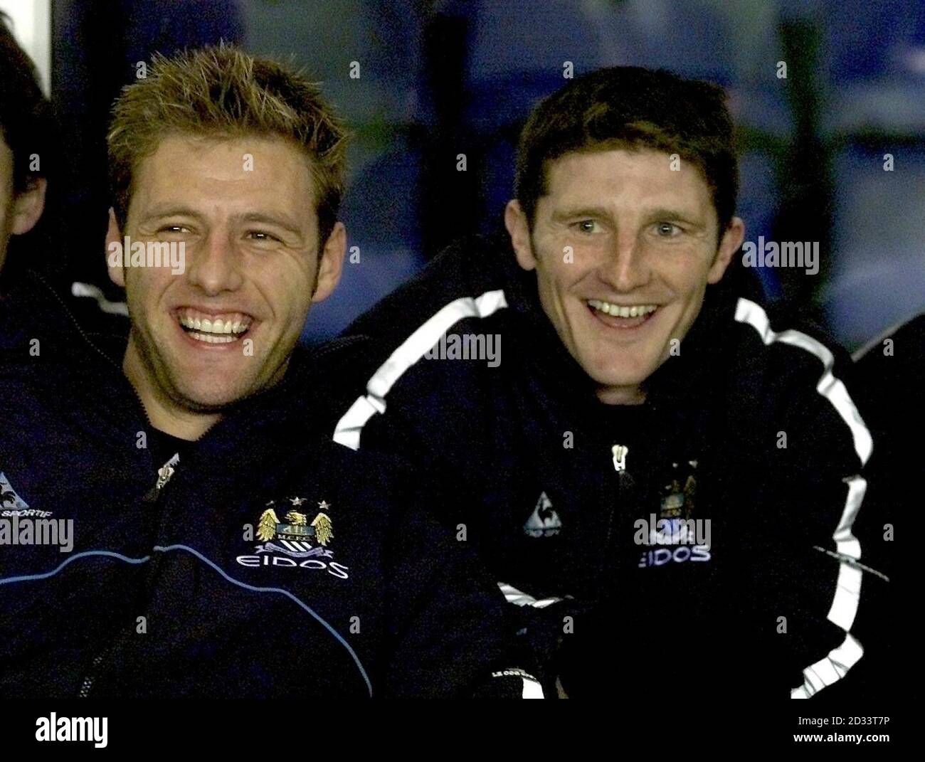 Der Neuzugang von Manchester City, Jon Macken (rechts), sitzt mit Carlo Nash (links) auf der Bank, bevor ihr Nationwide Division One-Spiel gegen das Birmingham des Gastgebers in St. Andrews, Birmingham, antritt. Stockfoto Der Neuzugang von Manchester City, Jon Macken (rechts), sitzt mit Carlo Nash (links) auf der Bank, bevor ihr Nationwide Division One-Spiel gegen das Birmingham des Gastgebers in St. Andrews, Birmingham, antritt. Stockfoto