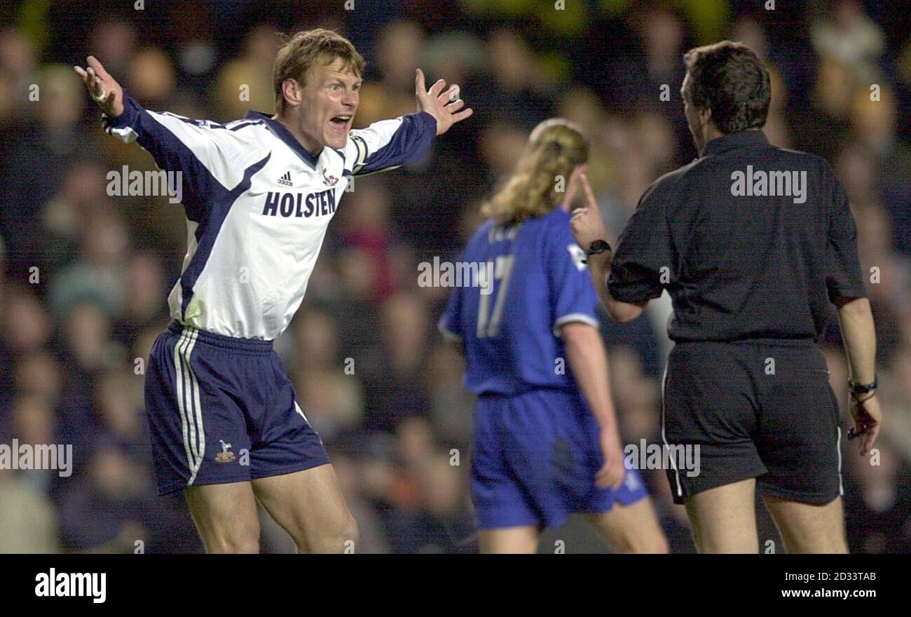 Teddy Sheringham von Tottenham Hotspur protestiert gegen den Schiedsrichter wegen eines Fouls, das gegen ihn in ihrem Spiel gegen Chelsea während ihres FA Barclaycard Premiership Spiels in Stamford Bridge gegeben wurde. DIESES BILD KANN NUR IM RAHMEN EINER REDAKTIONELLEN FUNKTION VERWENDET WERDEN. KEINE WEBSITE-/INTERNETNUTZUNG, ES SEI DENN, DIE WEBSITE IST BEI DER FOOTBALL ASSOCIATION PREMIER LEAGUE REGISTRIERT. Stockfoto