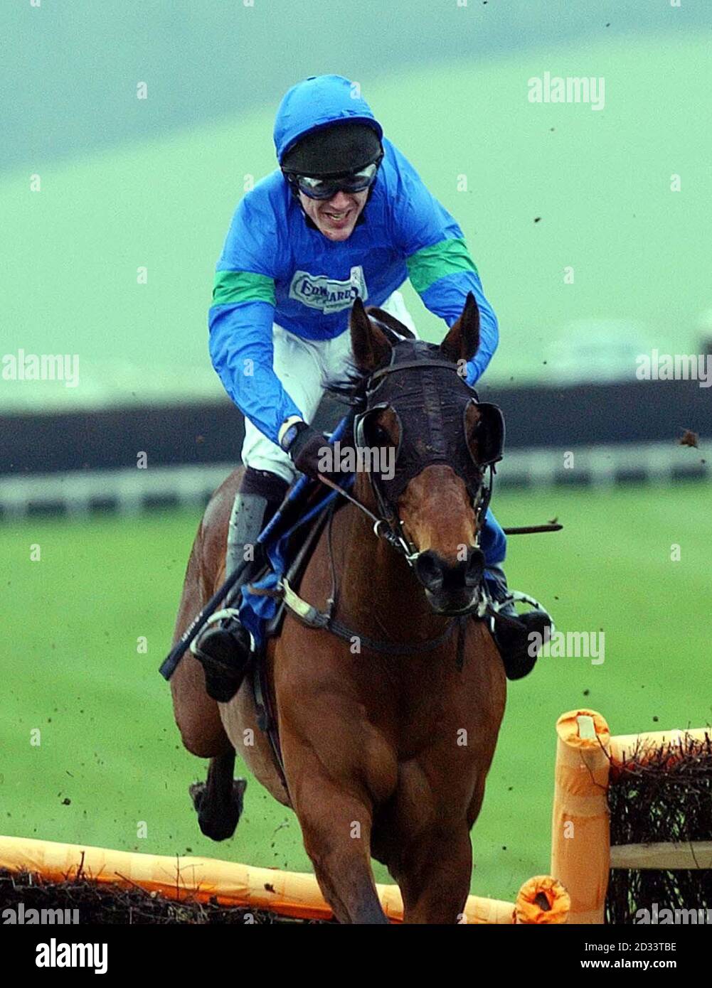 Tony McCoy auf "Laufzeiten" räumt die letzte Hürde, um das "Mill on the Floss Claiming Hurdle Race in Chepstow zu gewinnen. Stockfoto