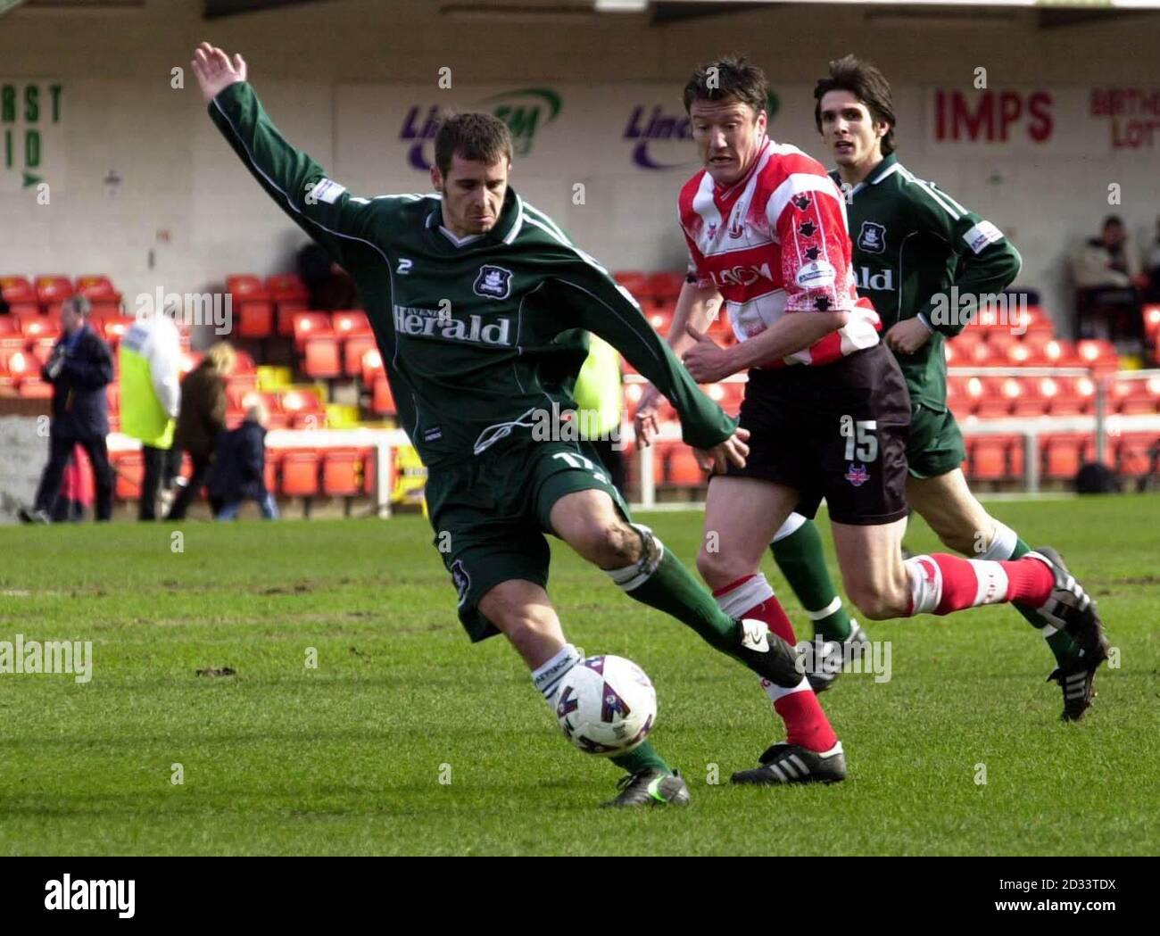 Grant Brown von Lincoln City (rechts) beobachtet Plymouth Argyles Kevin Wills (links) während ihres Nationwide Division Three-Spiels auf dem Sincil Bank Ground von Lincoln. DIESES BILD KANN NUR IM RAHMEN EINER REDAKTIONELLEN FUNKTION VERWENDET WERDEN. KEINE INOFFIZIELLE CLUB-WEBSITE. Stockfoto