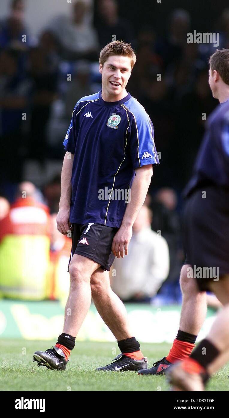 Blackburn Rovers Kapitän Garry Flitcroft erwärmt sich vor dem Barclaycard Premiership Spiel gegen Leicester in der Filbert Street, Leicester, Samstag, 30. März 2002. PA-Foto. DIESES BILD KANN NUR IM RAHMEN EINER REDAKTIONELLEN FUNKTION VERWENDET WERDEN. KEINE WEBSITE-/INTERNETNUTZUNG, ES SEI DENN, DIE WEBSITE IST BEI DER FOOTBALL ASSOCIATION PREMIER LEAGUE REGISTRIERT. Stockfoto