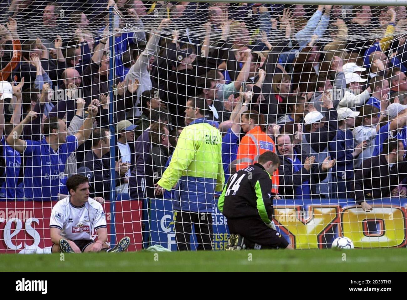 Derby County Torwart Mart boomt nach Chelsea's Emmanuel Petit (unseen) Punkten während ihres Barclaycard Premiership Spiels in Stamford Bridge, London. DIESES BILD KANN NUR IM RAHMEN EINER REDAKTIONELLEN FUNKTION VERWENDET WERDEN. KEINE WEBSITE-/INTERNETNUTZUNG, ES SEI DENN, DIE WEBSITE IST BEI DER FOOTBALL ASSOCIATION PREMIER LEAGUE REGISTRIERT. Stockfoto