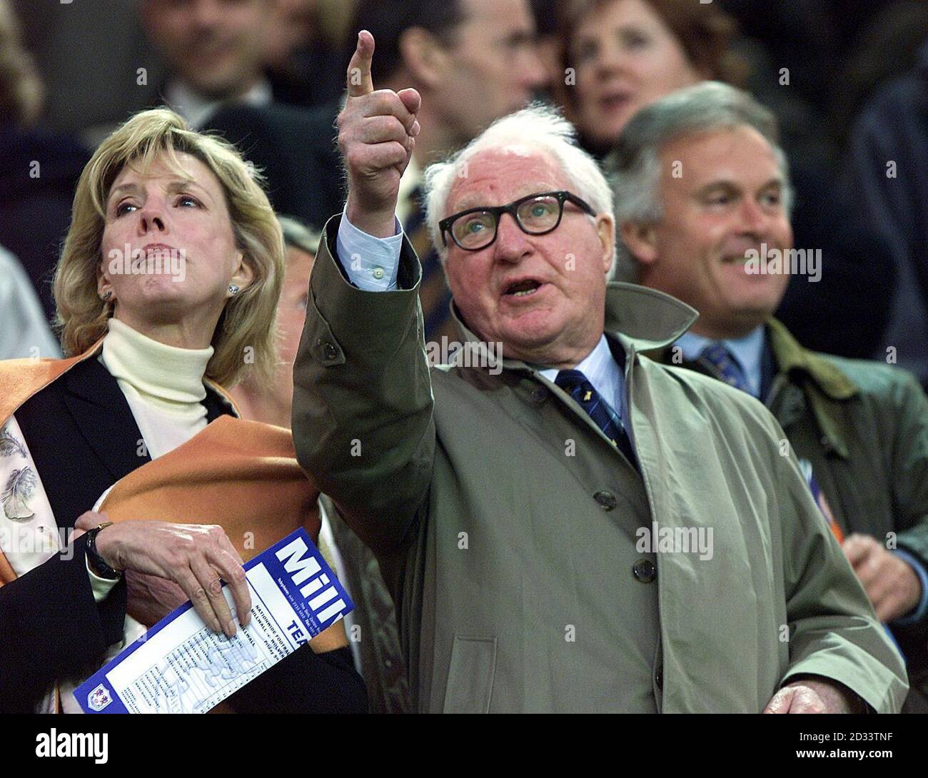 Der Besitzer und Vorsitzender von Wolverhampton Wanderers, Sir Jack Hayward, gibt vor dem Spiel Punkte, aber sein Team verliert 1-0 gegen Millwall, während seines Nationwide Division One Spiels in New Den, London. DIESES BILD KANN NUR IM RAHMEN EINER REDAKTIONELLEN FUNKTION VERWENDET WERDEN. KEINE INOFFIZIELLE CLUB-WEBSITE. Stockfoto Der Besitzer und Vorsitzender von Wolverhampton Wanderers, Sir Jack Hayward, gibt vor dem Spiel Punkte, aber sein Team verliert 1-0 gegen Millwall, während seines Nationwide Division One Spiels in New Den, London. DIESES BILD KANN NUR IM RAHMEN EINER REDAKTIONELLEN FUNKTION VERWENDET WERDEN. KEINE INOFFIZIELLE CLUB-WEBSITE. Stockfoto