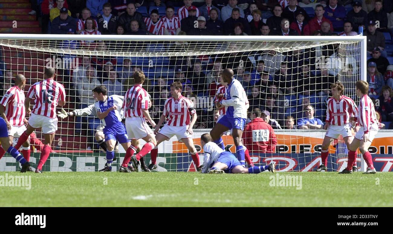 Oldham's Tony Carss (unten in der Mitte) steht im ersten Tor gegen Stoke während des Nationwide League Division Two Spiels im Oldham Boundary Park Stadion. DIESES BILD KANN NUR IM RAHMEN EINER REDAKTIONELLEN FUNKTION VERWENDET WERDEN. KEINE INOFFIZIELLE CLUB-WEBSITE. Stockfoto