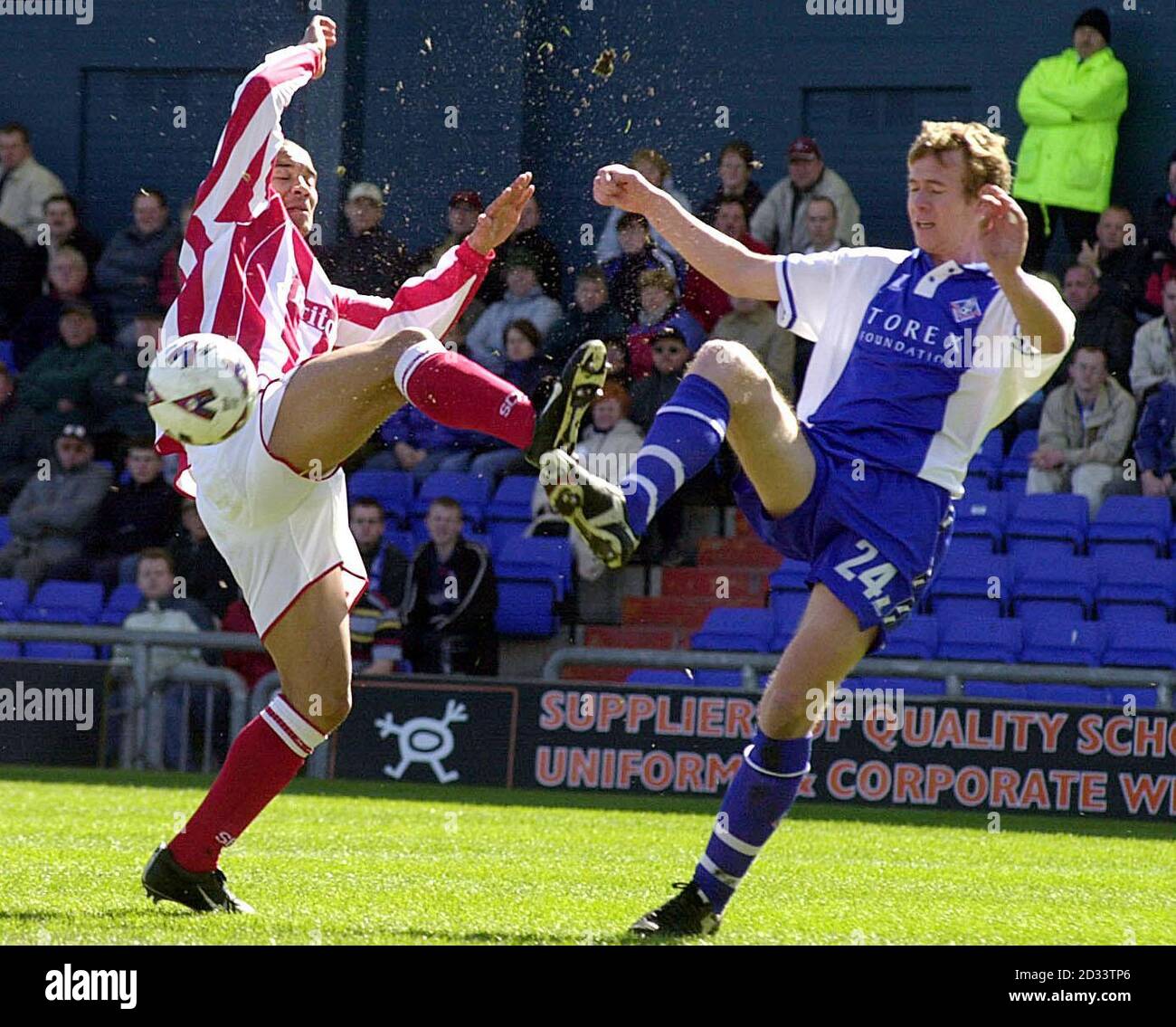 Stoke's Deon Burton (links) stößt beim zweiten Spiel der Nationwide League Division im Oldham Boundary Park Stadion gegen Oldham's Dean Holden an. DIESES BILD KANN NUR IM RAHMEN EINER REDAKTIONELLEN FUNKTION VERWENDET WERDEN. KEINE INOFFIZIELLE CLUB-WEBSITE. Stockfoto