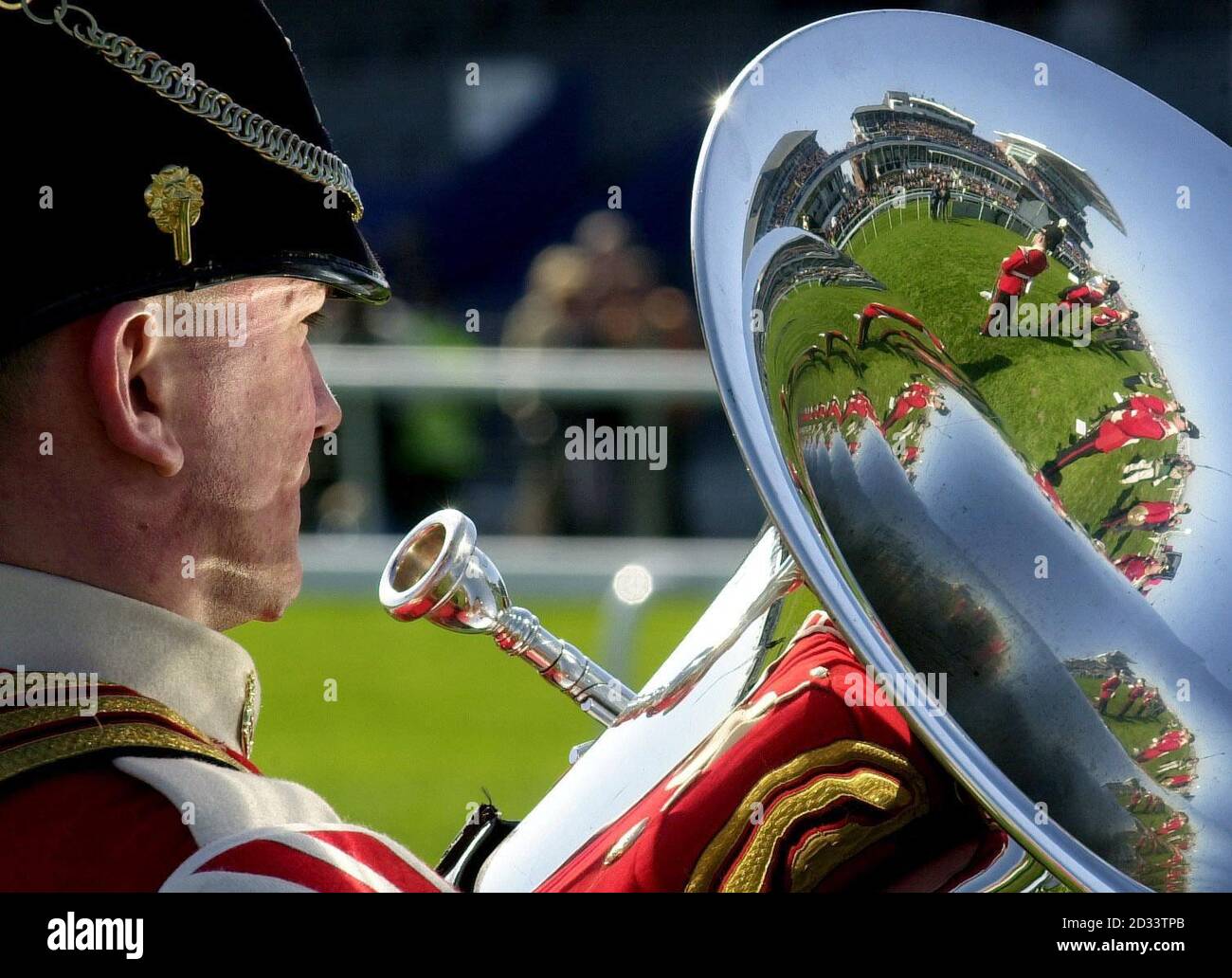 Ein militärischer Bandsman markiert die Schweigeminute zu Ehren der Queen-Mutter im Martell Grand National, Aintree. Stockfoto