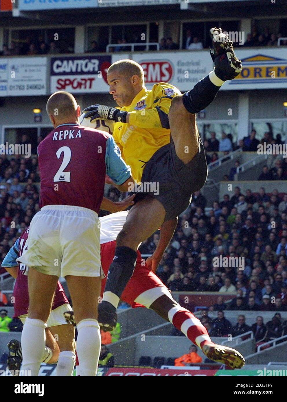 West Ham United Torhüter David James behauptet den Ball während des FA Barclaycard Premiership Spiels gegen Charlton Athletic im West Ham Upton Park Stadion. DIESES BILD KANN NUR IM RAHMEN EINER REDAKTIONELLEN FUNKTION VERWENDET WERDEN. KEINE WEBSITE-/INTERNETNUTZUNG, ES SEI DENN, DIE WEBSITE IST BEI DER FOOTBALL ASSOCIATION PREMIER LEAGUE REGISTRIERT. Stockfoto