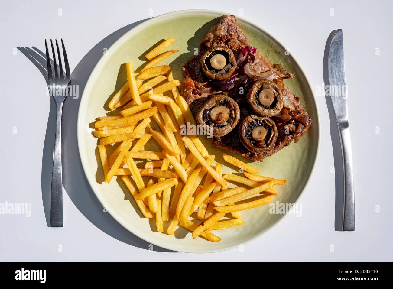 Steak Pilze und Chips Stockfoto