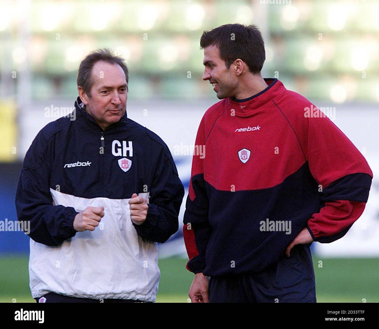 Liverpool-Manager Gerard Houllier spricht mit Liverpools deutschem Verteidiger Marcus Babbel (rechts) während eines Trainings in der Bay Arena, Leverkusen, Deutschland. Houllier hat seine erste Reise ins Ausland nach einer großen Herzoperation gemacht, nachdem er im Oktober erkrankt war. Babbel hat sich nun auch vollständig vom Guillian Barre-Syndrom erholt, das ihn fast die ganze Saison lang draußen hielt und nach Liverpool zurückkehrt. Liverpool spielt Bayern Leverkusen in der UEFA Champions League, Viertelfinale, Zweitligsspiel in Deutschland. DIESES BILD KANN NUR IM RAHMEN EINER REDAKTIONELLEN FUNKTION VERWENDET WERDEN. KEINE WEBSEITE/INTERNET Stockfoto Liverpool-Manager Gerard Houllier spricht mit Liverpools deutschem Verteidiger Marcus Babbel (rechts) während eines Trainings in der Bay Arena, Leverkusen, Deutschland. Houllier hat seine erste Reise ins Ausland nach einer großen Herzoperation gemacht, nachdem er im Oktober erkrankt war. Babbel hat sich nun auch vollständig vom Guillian Barre-Syndrom erholt, das ihn fast die ganze Saison lang draußen hielt und nach Liverpool zurückkehrt. Liverpool spielt Bayern Leverkusen in der UEFA Champions League, Viertelfinale, Zweitligsspiel in Deutschland. DIESES BILD KANN NUR IM RAHMEN EINER REDAKTIONELLEN FUNKTION VERWENDET WERDEN. KEINE WEBSEITE/INTERNET Stockfoto