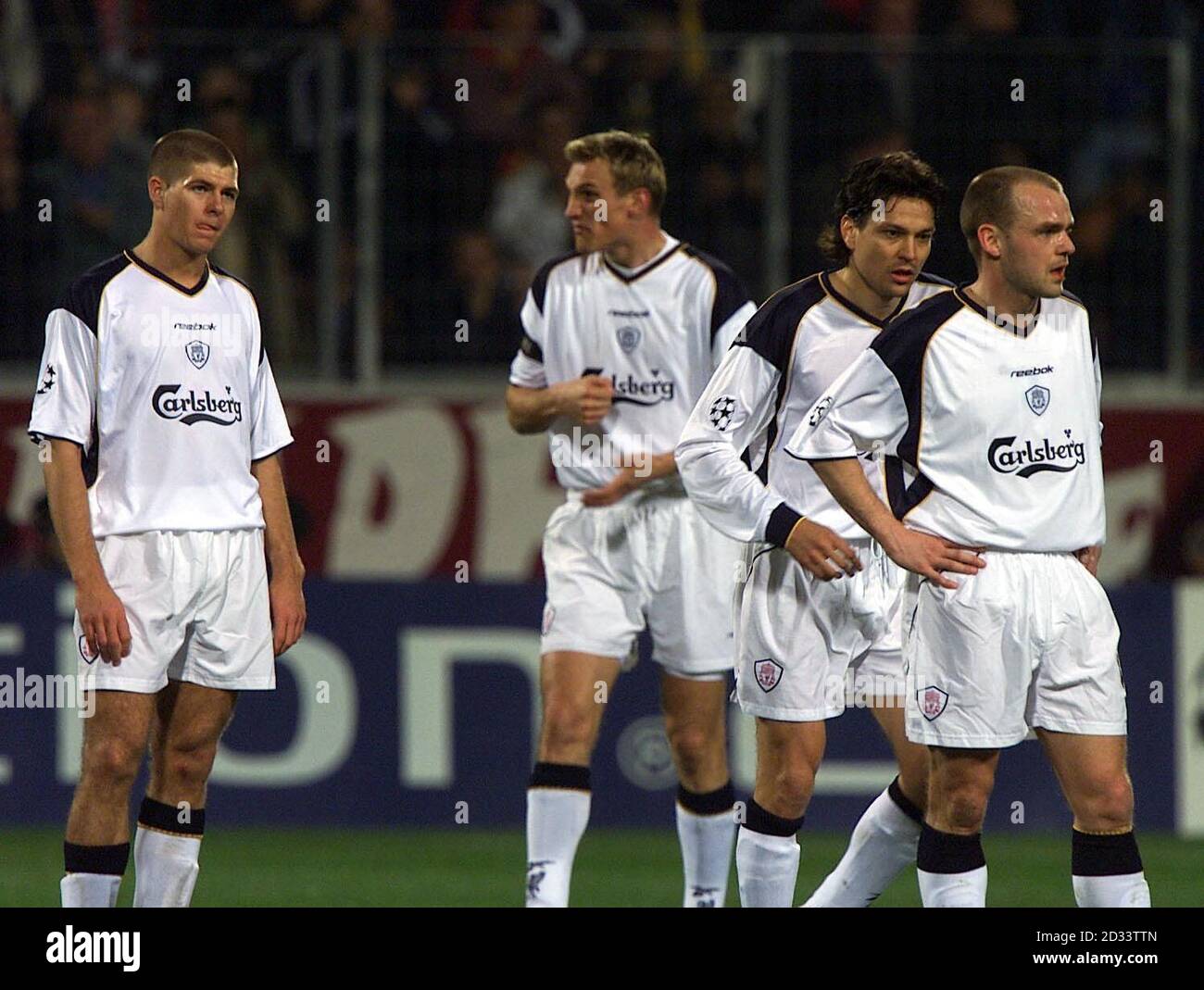 Chelseas Boudewijn Zenden (ganz links) geht weg, während die Manchester United-Mannschaft Paul Scholes (zweite links) und Ole Gunnar Solskjaer während ihres Premiership-Spiels mit FA Barclaycard auf dem Chelsea's Stamford Bridge Ground, West London, das dritte Tor feiern. Endergebnis: Chelsea 0 - 3 Manchester United. Stockfoto