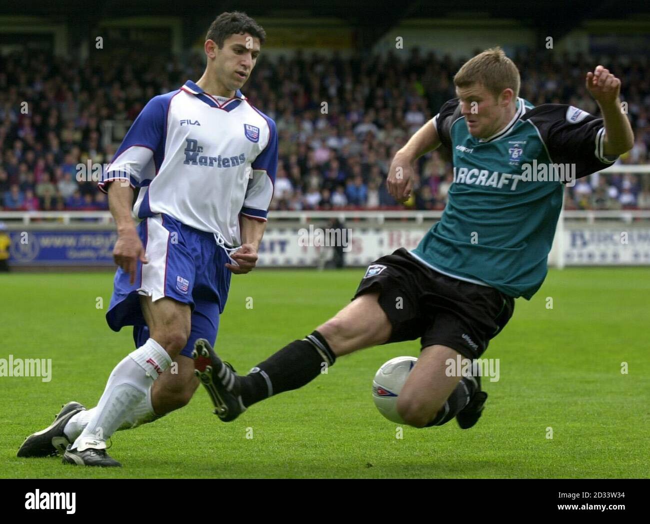 Tarkan Mustafa (links) von Rushden und Diamonds entgeht der Herausforderung von Matthew Doughty von Rochdale während des Play-off-Halbfinalspiels der Nationwide League Division 3 in Rushdens Nene Park Ground, Norhants. DIESES BILD KANN NUR IM RAHMEN EINER REDAKTIONELLEN FUNKTION VERWENDET WERDEN. KEINE INOFFIZIELLE CLUB-WEBSITE. Stockfoto