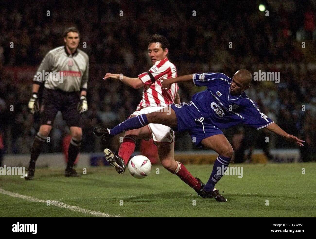Peter Handyside von Stoke City tagt Robert Earnshaw von Cardiff City bei ihrem Sieg im Halbfinale der Nationwide Second Division im Ninnian Park in Cardiff 2-0. DIESES BILD KANN NUR IM RAHMEN EINER REDAKTIONELLEN FUNKTION VERWENDET WERDEN. KEINE INOFFIZIELLE CLUB-WEBSITE. Stockfoto