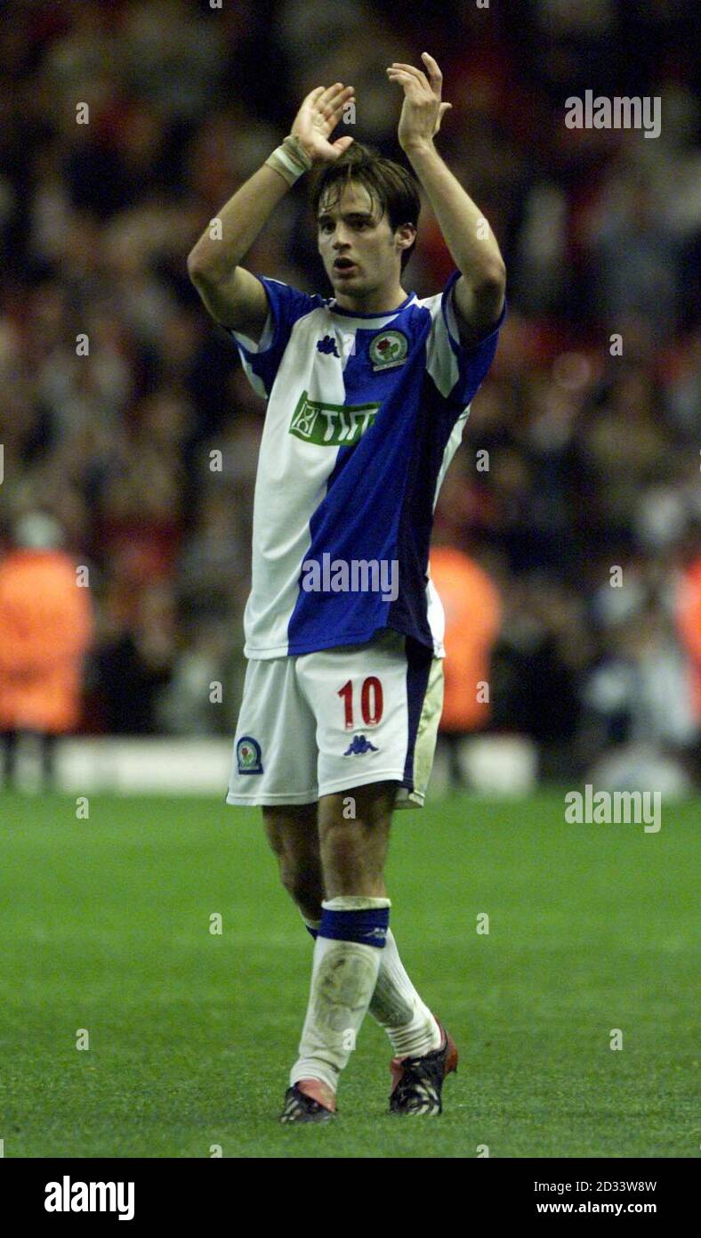 England hoffnungsvoll, Blackburn Rovers's Matt Jansen dankt Menge am Ende des Spiels mit England-Manager Sven Goran Eriksson beobachten vor der WM-Kader ankündet morgen, während Liverpools Sieg 4-3 gegen Blackburn Rovers, während ihrer FA Barclaycard Premiership Spiel in Anfield. DIESES BILD KANN NUR IM RAHMEN EINER REDAKTIONELLEN FUNKTION VERWENDET WERDEN. KEINE WEBSITE-/INTERNETNUTZUNG, ES SEI DENN, DIE WEBSITE IST BEI DER FOOTBALL ASSOCIATION PREMIER LEAGUE REGISTRIERT. Stockfoto