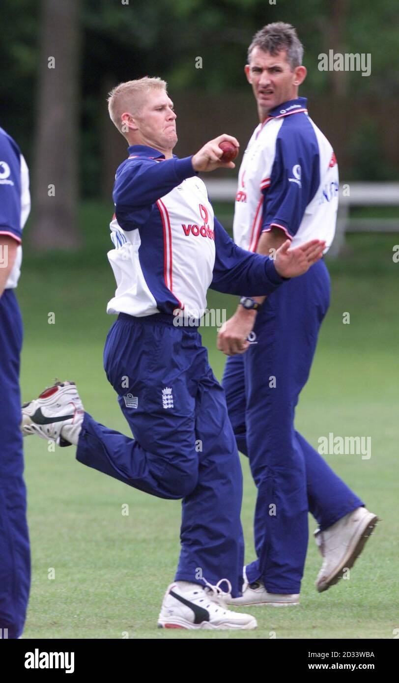 Der englische Cricketspieler Matthew Hoggard bowelt unter dem wachsamen Auge von paceman Andrew Caddick (rechts) während einer Nets-Session im Finchley Cricket Club London, um sich auf Englands Testspiel gegen Sri Lanka bei Lords vorzubereiten. Stockfoto