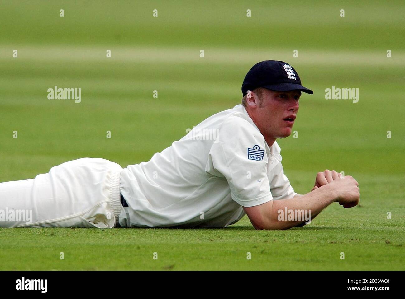 England-Slip-Fielder Andrew Flintoff liegt auf dem Boden, nachdem er eine zweite Chance, dieses Mal von Sri Lanka Batman Aravinda de Silva während des zweiten Tages des ersten npower-Test-Spiel auf Lords Cricket Ground, London. Stockfoto