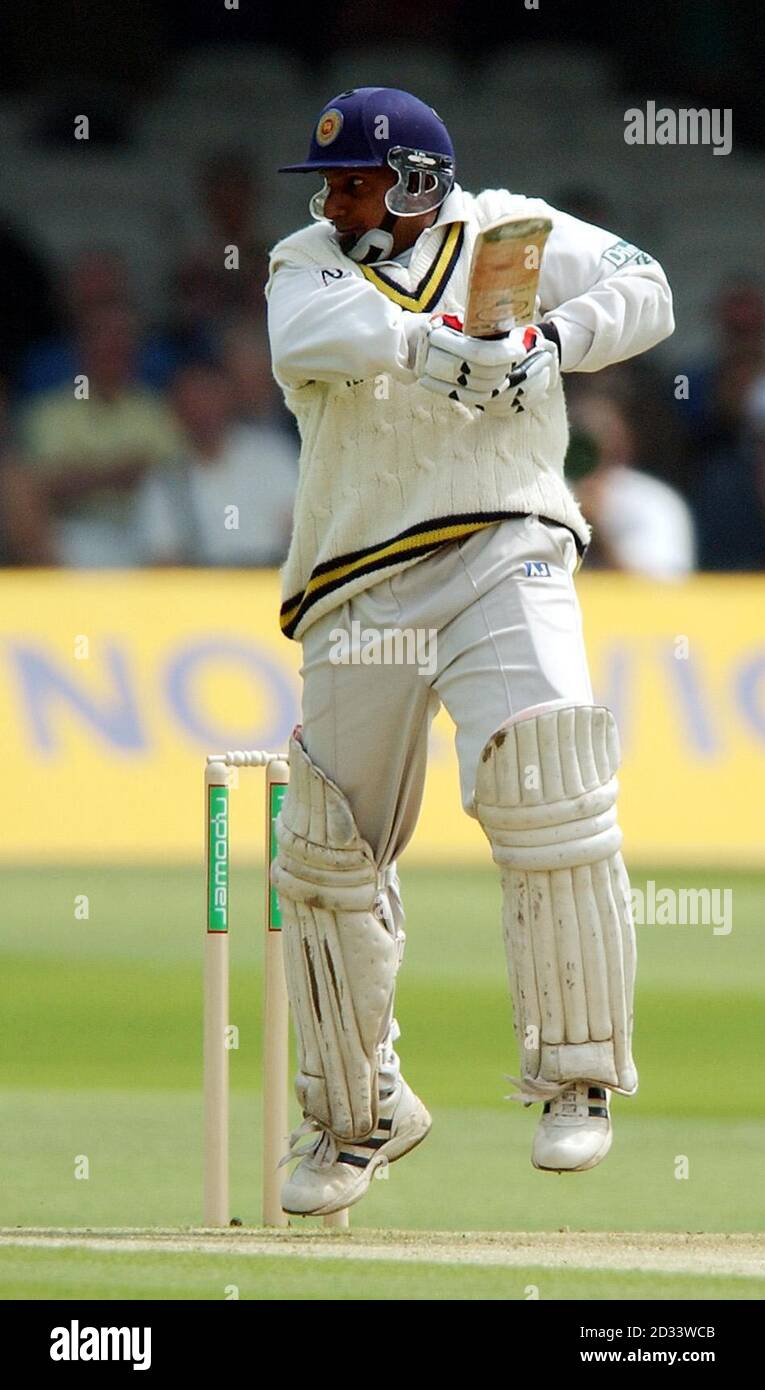 Die Ergebnisse von Aravinda de Silva aus Sri Lanka laufen beim Bowling von Matthew Hoggard aus England am zweiten Tag des ersten npower-Test-Spiels auf dem Lords Cricket Ground in London. Stockfoto