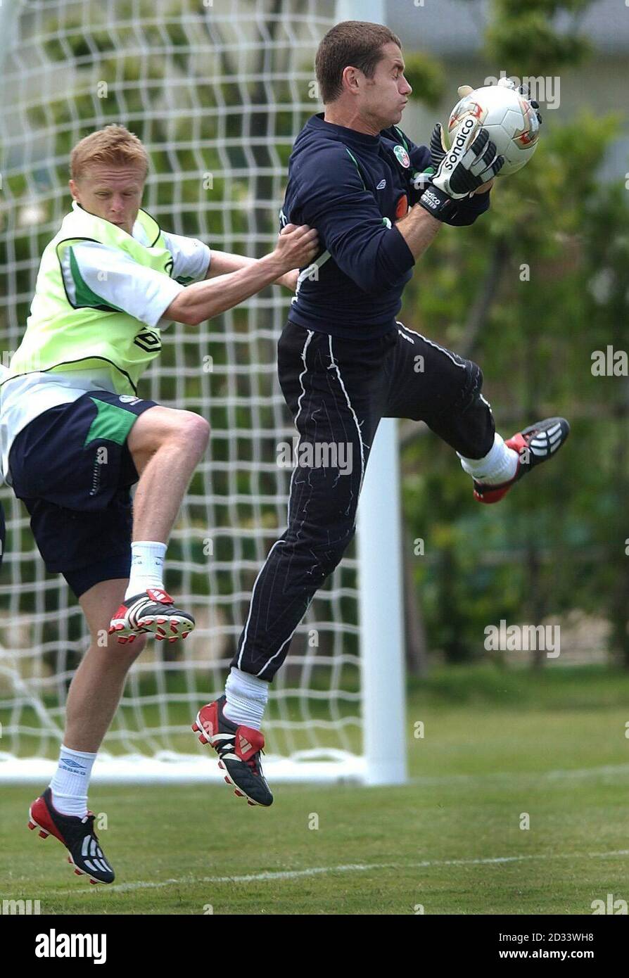 Torhüter Shay hat es im Training mit Stürmer Damien Duff als irischer Trupp im Izumo Sports Park, Izumo, Japan, ausgefochten. Die erste WM-Einspielung des Teams findet am 1. Juni in Niigata gegen Kamerun statt. Stockfoto