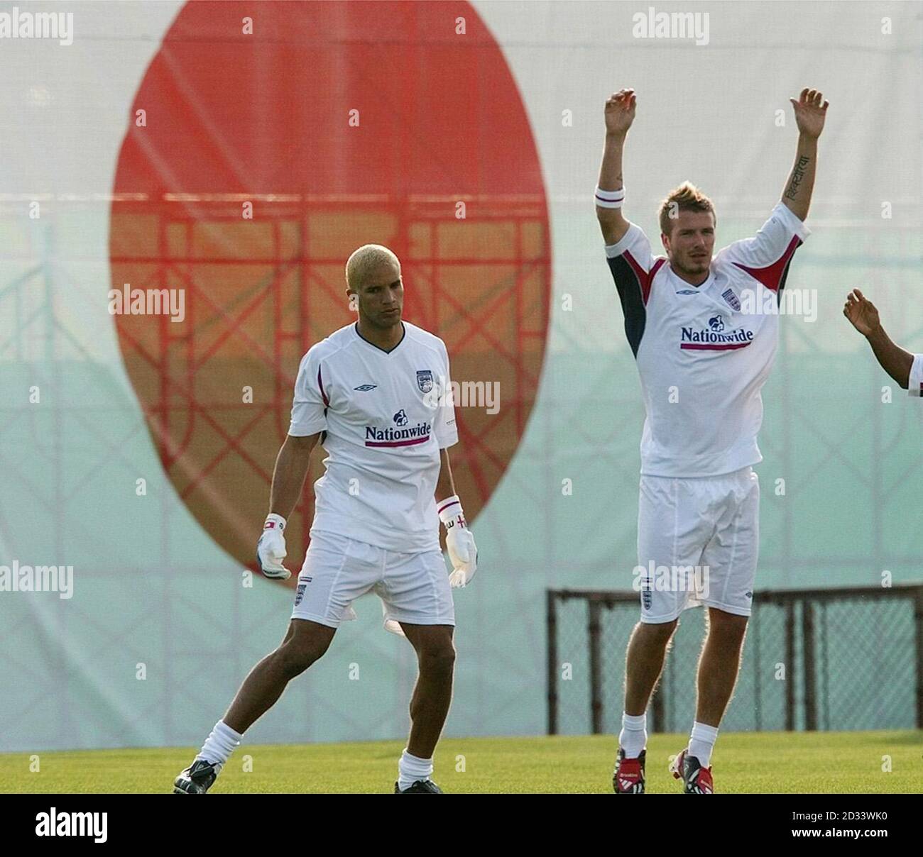 Der englische David Beckham zieht sich während eines England-Trainings in Awaji an der Seite von Teamkollege David James (links) entlang. Trainer Sven-Goran Eriksson ist zuversichtlich, dass sich der Manchester United-Star für den Kampf in Saitama von seiner Fußverletzung vollständig erholt. DIESES BILD KANN NUR IM RAHMEN EINER REDAKTIONELLEN FUNKTION VERWENDET WERDEN. KEINE WEBSITE-/INTERNETNUTZUNG, ES SEI DENN, DIE WEBSITE IST BEI DER FOOTBALL ASSOCIATION PREMIER LEAGUE REGISTRIERT. Stockfoto