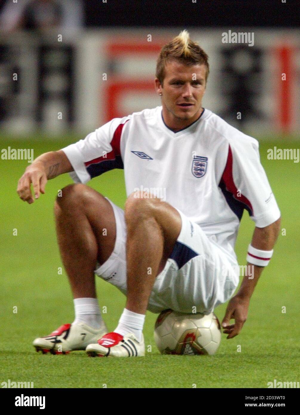 England Kapitan David Beckham Sitzt Auf Einem Ball Wahrend Des Trainings Am Sapporo Dome Sapporo Japan England Spielt Das Zweite Spiel Der Weltmeisterschaft Gegen Die Gegner Der Gruppe F Argentinien Das Erste