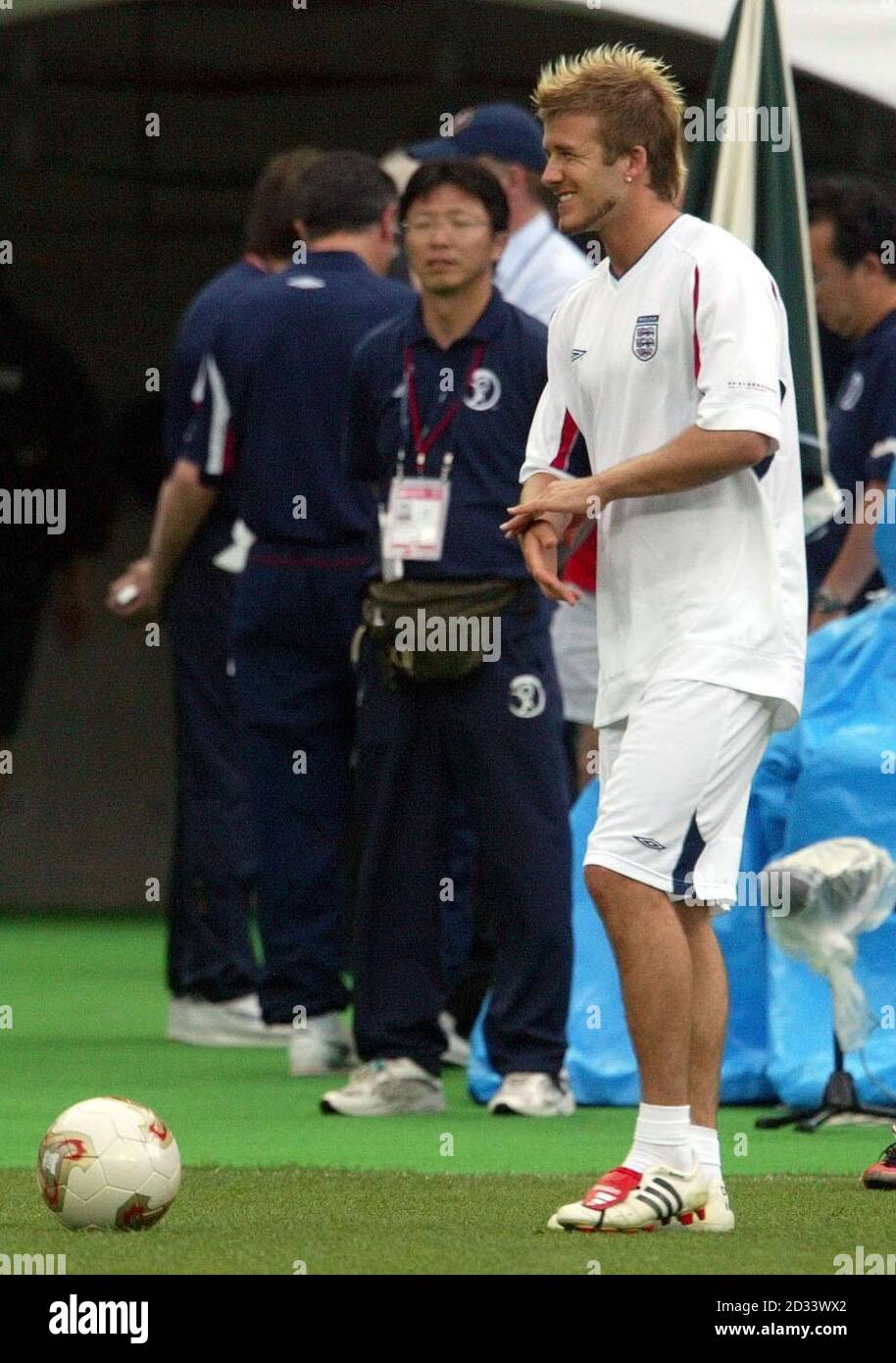 Der englische David Beckham spürt die Schmerzen, nachdem der Ball seine Hand beim Training im Nagai Stadium in Osaka, Japan, vor dem Spiel der World Cup Game Group F zwischen England und Nigeria am Mittwoch getroffen hat. England braucht sich nur zu ziehen, um sich ihren Platz in den letzten 16 zu sichern. Eiwc Stockfoto