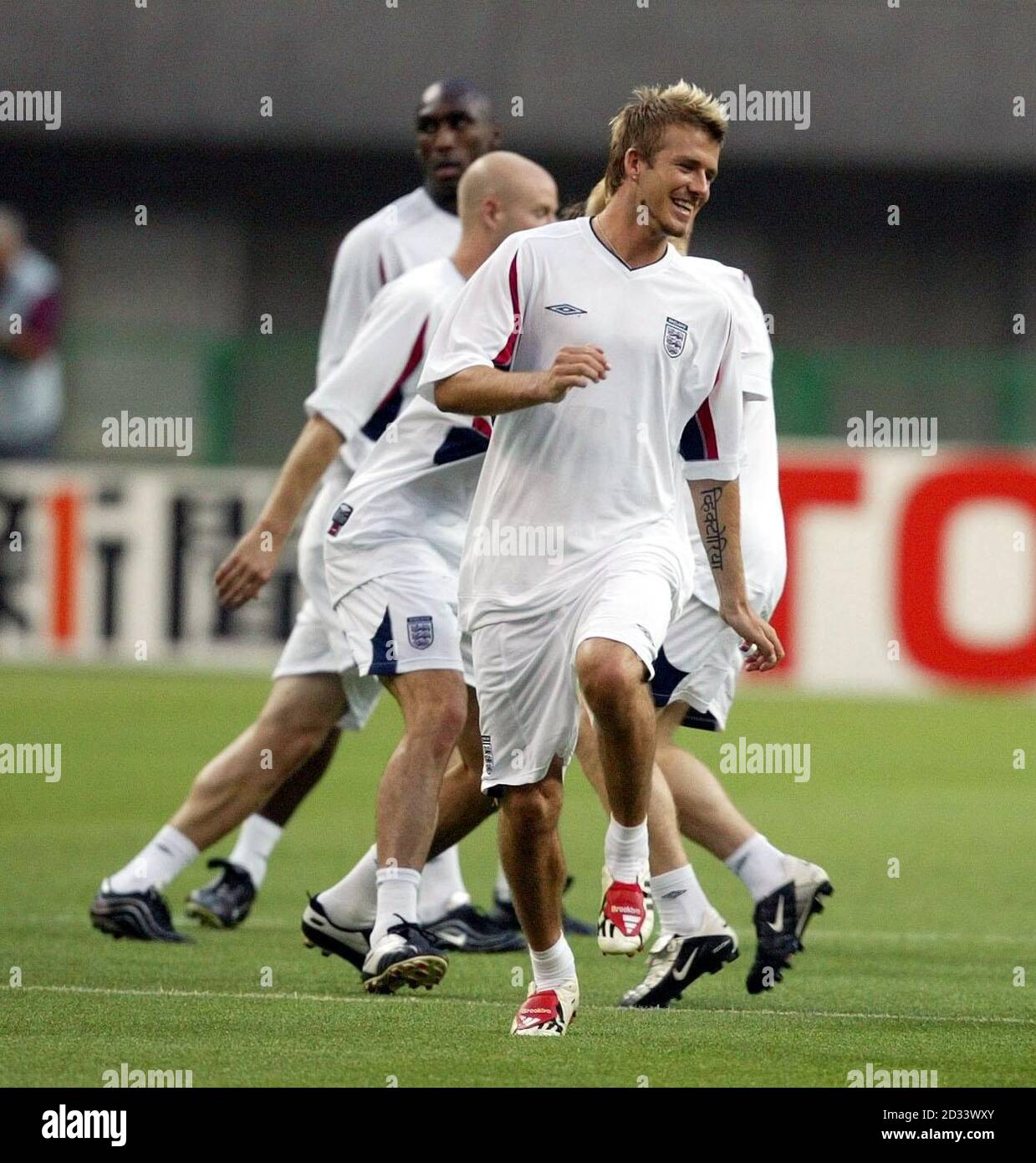 Der englische David Beckham (Mitte) in Aktion mit Teamkollegen während des Trainings im Big Swan Stadium, Niigata, Japan. England spielt Dänemark im zweiten Weltcup-Spiel. Stockfoto