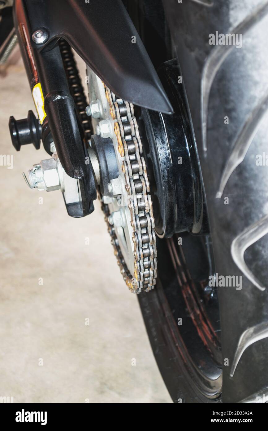 Eine verbundene flexible Serie von Metallgliedern, die zum Befestigen oder Sichern von Objekten sowie zum Ziehen oder Aufstützen von Lasten verwendet wird. Stockfoto
