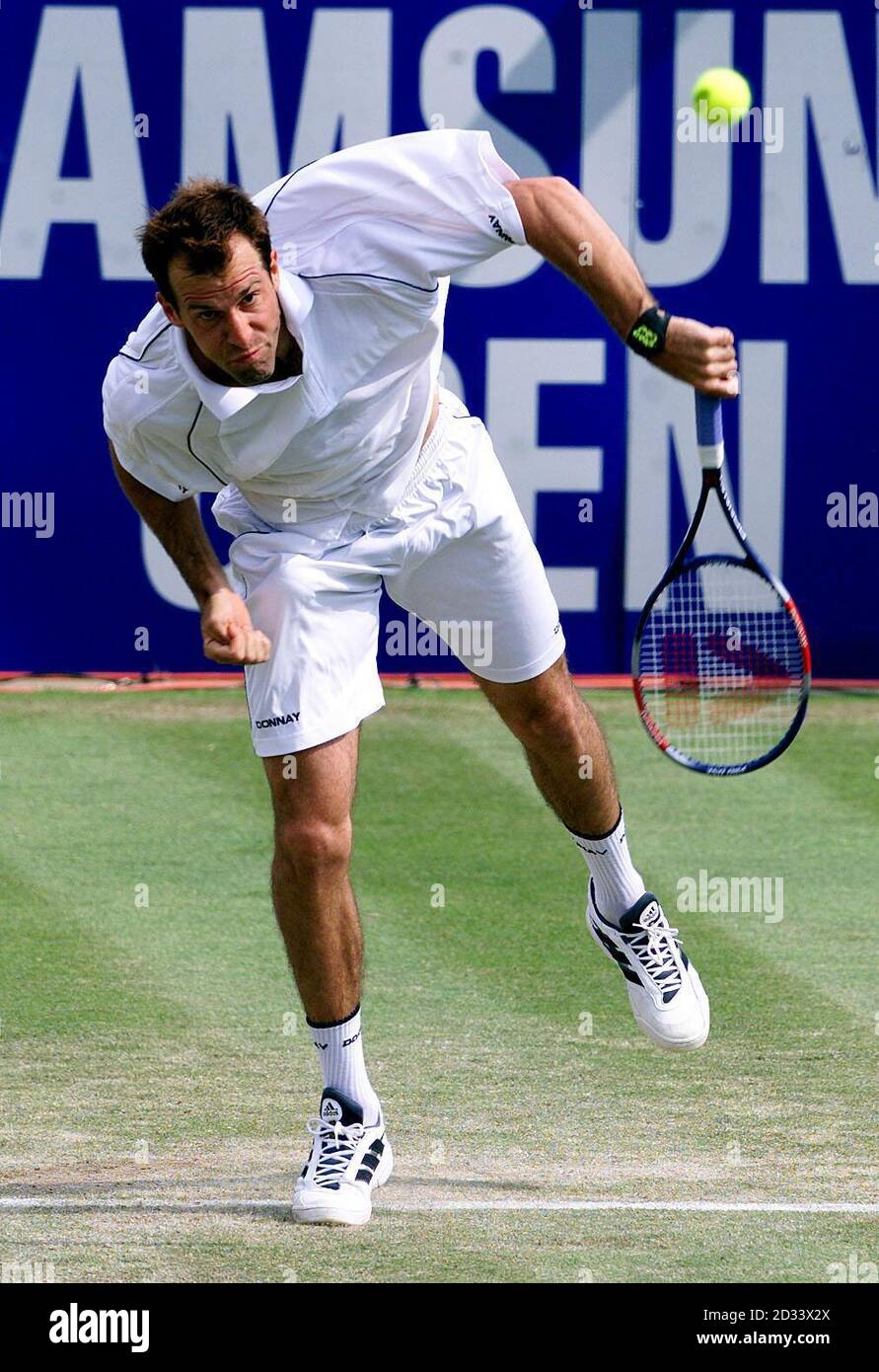 Großbritannien Greg Rusedski dient während seiner 3 Satz Sieg 6-7, 7-6, 6-3 gegen Schweden Magnus Larsson in der 3. Runde der Samsung Open in Nottingham. Stockfoto