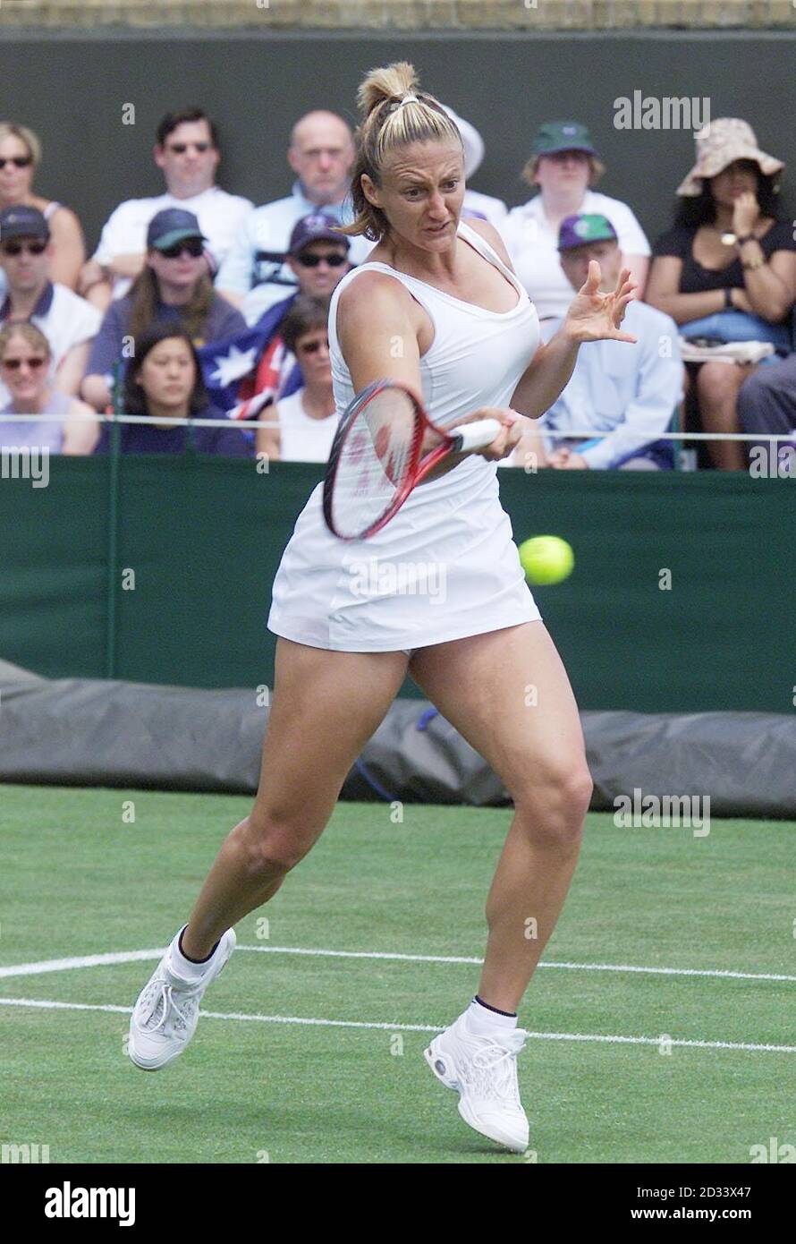 Die französische Tennisspielerin Mary Pierce im Kampf gegen Alica Molik aus Australien am 18. Platz in Wimbledon, dem ersten Tag der Meisterschaft. Stockfoto
