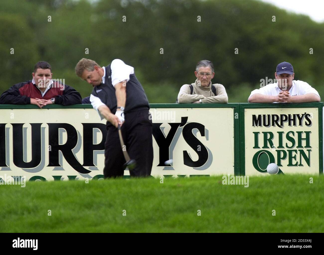Amtierender Irish Open Champion, Scot, Colin Montgomerie beim Trainingstag auf dem Fota Island Golf Course, Cork, Republik Irland. Montgomery tritt in diesem Jahr Murphy's Irish Open, die vom 27. Bis 30. Juni 2002 beginnt. Stockfoto