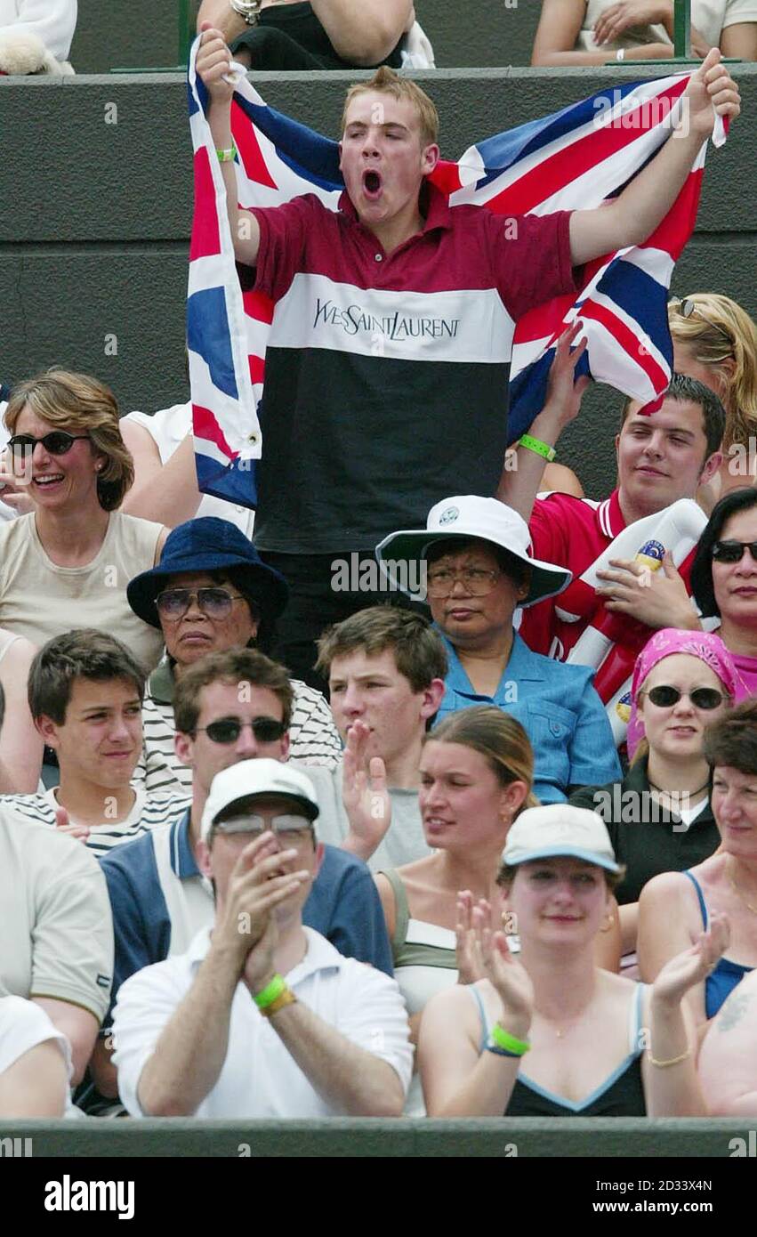 NUR FÜR REDAKTIONELLE ZWECKE, KEINE KOMMERZIELLE NUTZUNG. Tennisfans auf dem ersten Platz kommen während seines Spiels gegen Jean Francois Bachelot aus Frankreich auf dem ersten Platz in Wimbledon hinter den britischen Startplatz Tim Henman zurück. Stockfoto NUR FÜR REDAKTIONELLE ZWECKE, KEINE KOMMERZIELLE NUTZUNG. Tennisfans auf dem ersten Platz kommen während seines Spiels gegen Jean Francois Bachelot aus Frankreich auf dem ersten Platz in Wimbledon hinter den britischen Startplatz Tim Henman zurück. Stockfoto