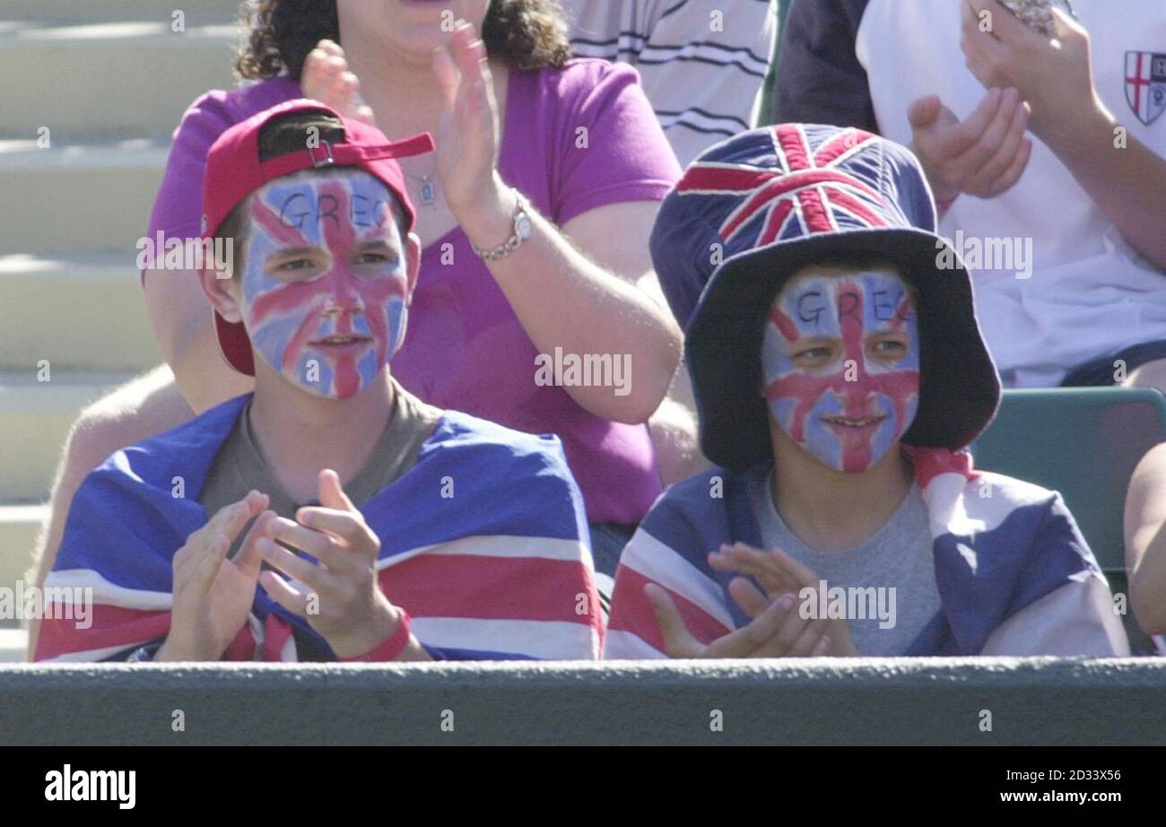 NUR FÜR REDAKTIONELLE ZWECKE, KEINE KOMMERZIELLE NUTZUNG. Tennisfans applaudieren Greg Rusedski während seines Spiels gegen Hyung-Taik Lee aus Korea auf dem Court One in Wimbledon. Stockfoto NUR FÜR REDAKTIONELLE ZWECKE, KEINE KOMMERZIELLE NUTZUNG. Tennisfans applaudieren Greg Rusedski während seines Spiels gegen Hyung-Taik Lee aus Korea auf dem Court One in Wimbledon. Stockfoto