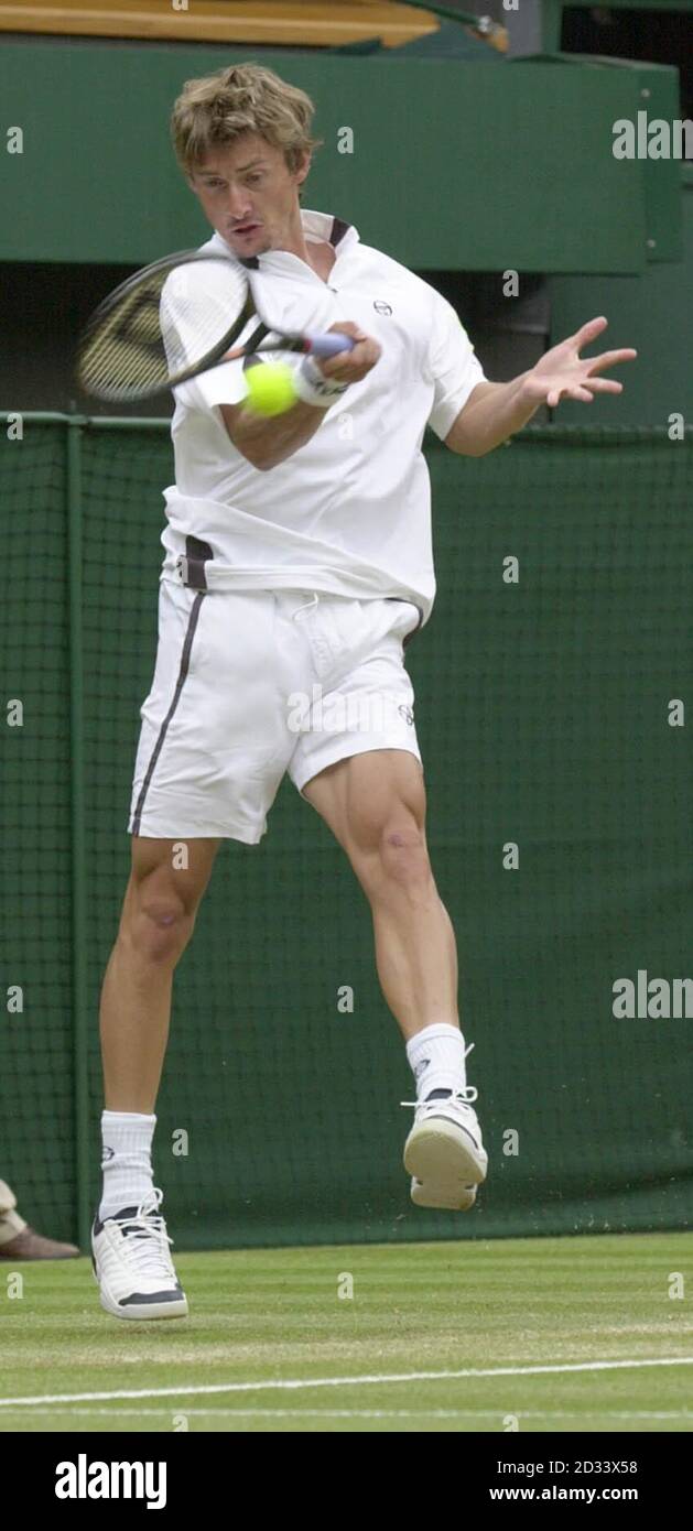 NUR FÜR REDAKTIONELLE ZWECKE, KEINE KOMMERZIELLE VERWENDUNG. Der Spanier Juan Carlos Ferrero, der neunte Keim im Kampf gegen Jeff Morrison aus den USA auf dem Centre Court in Wimbledon. Stockfoto NUR FÜR REDAKTIONELLE ZWECKE, KEINE KOMMERZIELLE VERWENDUNG. Der Spanier Juan Carlos Ferrero, der neunte Keim im Kampf gegen Jeff Morrison aus den USA auf dem Centre Court in Wimbledon. Stockfoto