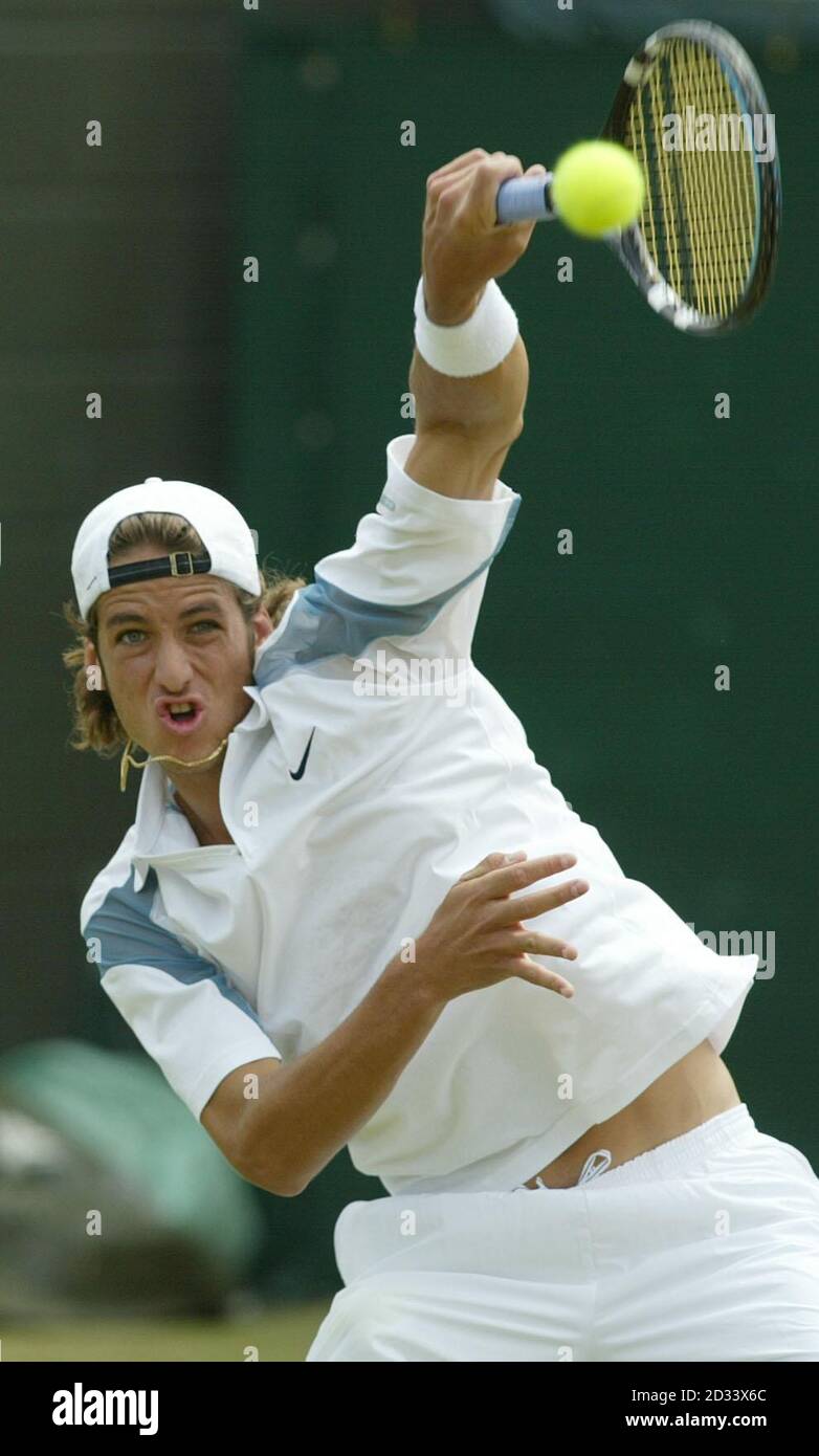 NUR FÜR REDAKTIONELLE ZWECKE, KEINE KOMMERZIELLE VERWENDUNG. Feliciano Lopez aus Spanien im Kampf gegen den 17. Siedelte der Deutsche Rainer Schuettler in Wimbledon an. Stockfoto NUR FÜR REDAKTIONELLE ZWECKE, KEINE KOMMERZIELLE VERWENDUNG. Feliciano Lopez aus Spanien im Kampf gegen den 17. Siedelte der Deutsche Rainer Schuettler in Wimbledon an. Stockfoto