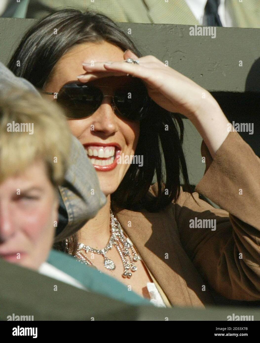 NUR FÜR REDAKTIONELLE ZWECKE, KEINE KOMMERZIELLE NUTZUNG. Lucy Rusedski sieht zu, wie ihr Mann, der britische Greg Rusedski, Xavier Malisse aus Belgien in der vierten Runde auf dem Centre Court in Wimbledon spielt. Stockfoto NUR FÜR REDAKTIONELLE ZWECKE, KEINE KOMMERZIELLE NUTZUNG. Lucy Rusedski sieht zu, wie ihr Mann, der britische Greg Rusedski, Xavier Malisse aus Belgien in der vierten Runde auf dem Centre Court in Wimbledon spielt. Stockfoto
