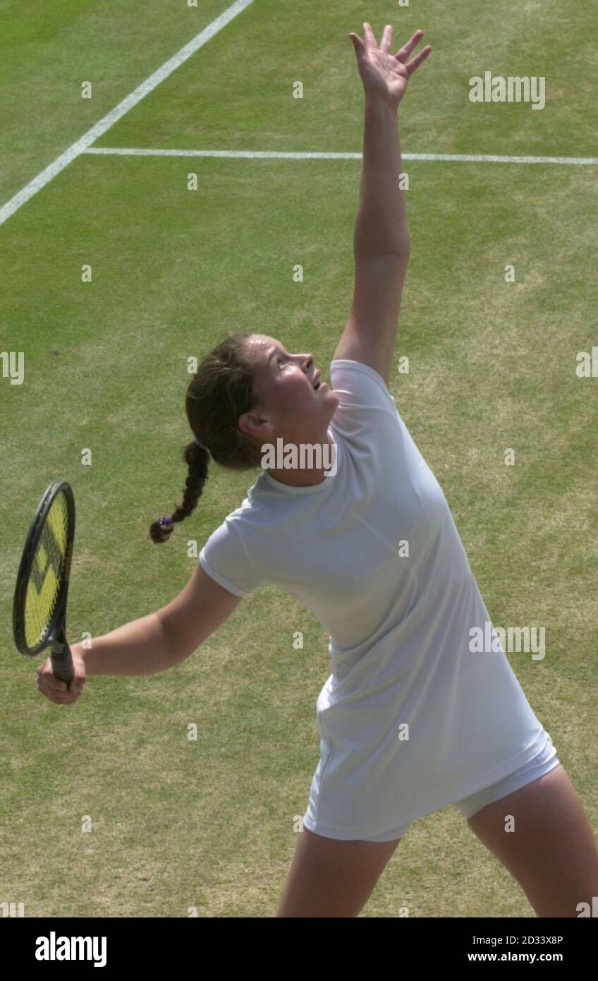 NUR FÜR REDAKTIONELLE ZWECKE, KEINE KOMMERZIELLE VERWENDUNG. Alice Barnes aus Cambridge in Aktion in den Mädchensingles in Wimbledon. Sie spielte Linda Smolenakova aus der Slowakei. Stockfoto NUR FÜR REDAKTIONELLE ZWECKE, KEINE KOMMERZIELLE VERWENDUNG. Alice Barnes aus Cambridge in Aktion in den Mädchensingles in Wimbledon. Sie spielte Linda Smolenakova aus der Slowakei. Stockfoto