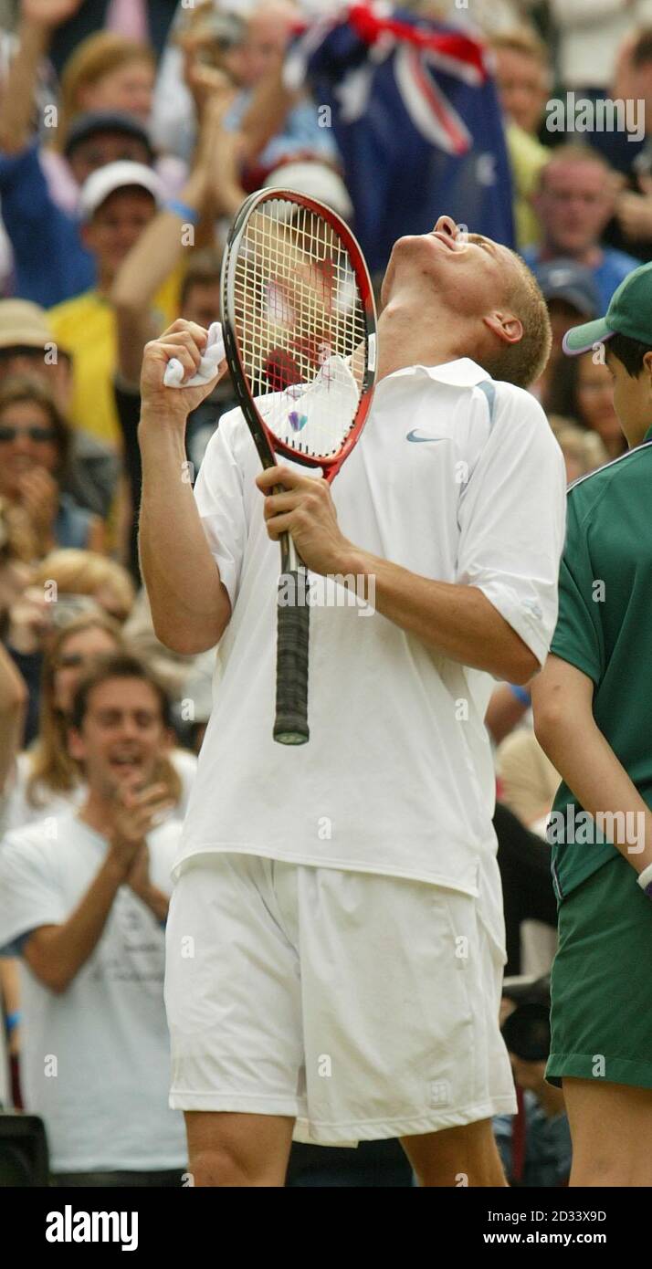 NUR FÜR REDAKTIONELLE ZWECKE, KEINE KOMMERZIELLE VERWENDUNG. Der Spitzensaat Lleyton Hewitt aus Australien feiert, nachdem er Sjeng Schalken aus Holland im Viertelfinale der Herren auf dem Court One in Wimbledon besiegt hat. *....die fünf Set-Epos sahen Hewitt verlieren ein Set zum ersten Mal im Turnier 6:2/6:2/7:6/1:6/7:5 Stockfoto NUR FÜR REDAKTIONELLE ZWECKE, KEINE KOMMERZIELLE VERWENDUNG. Der Spitzensaat Lleyton Hewitt aus Australien feiert, nachdem er Sjeng Schalken aus Holland im Viertelfinale der Herren auf dem Court One in Wimbledon besiegt hat. *....die fünf Set-Epos sahen Hewitt verlieren ein Set zum ersten Mal im Turnier 6:2/6:2/7:6/1:6/7:5 Stockfoto