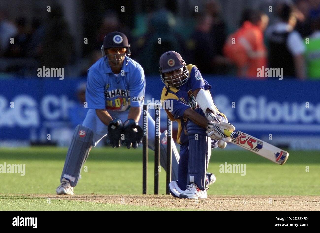 Sri Lankas Marvan Atapattu fegt eine Lieferung von Harbhajan Singh an die Grenze während seiner Innings in der NatWest Series eines Tages international auf dem County Ground Bristol. Stockfoto