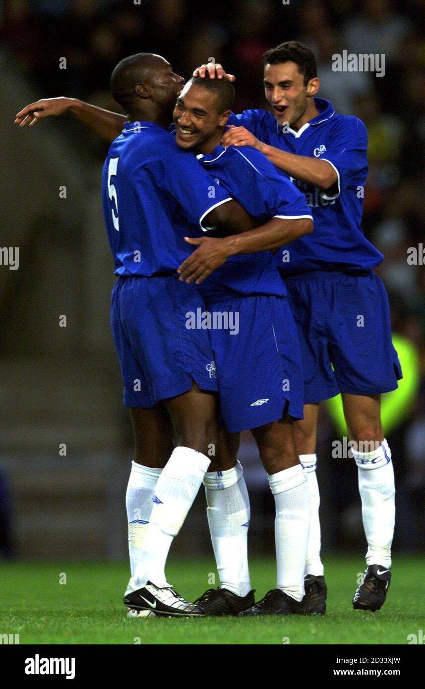 Robert Wolleaston (Mitte) feiert das 3. Chelsea-Tor mit Fillipe Oliveira (rechts), der den 2. Und William Gallas (links) erzielte, während der Vorsaison freundlich gegen Oxford United im Kassam Stadium, Oxford. DIESES BILD KANN NUR IM RAHMEN EINER REDAKTIONELLEN FUNKTION VERWENDET WERDEN. KEINE WEBSITE-/INTERNETNUTZUNG, ES SEI DENN, DIE WEBSITE IST BEI DER FOOTBALL ASSOCIATION PREMIER LEAGUE REGISTRIERT. Stockfoto Robert Wolleaston (Mitte) feiert das 3. Chelsea-Tor mit Fillipe Oliveira (rechts), der den 2. Und William Gallas (links) erzielte, während der Vorsaison freundlich gegen Oxford United im Kassam Stadium, Oxford. DIESES BILD KANN NUR IM RAHMEN EINER REDAKTIONELLEN FUNKTION VERWENDET WERDEN. KEINE WEBSITE-/INTERNETNUTZUNG, ES SEI DENN, DIE WEBSITE IST BEI DER FOOTBALL ASSOCIATION PREMIER LEAGUE REGISTRIERT. Stockfoto