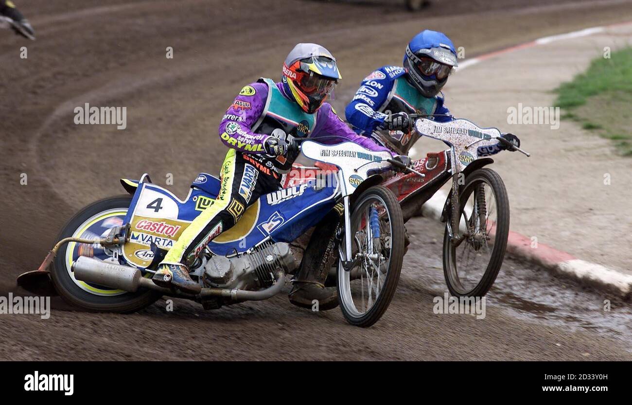 Der tschechische Ales Dryml (L) und der britische Mark Loram im Einsatz beim internationalen Speedway-Treffen in Sheffield. Stockfoto