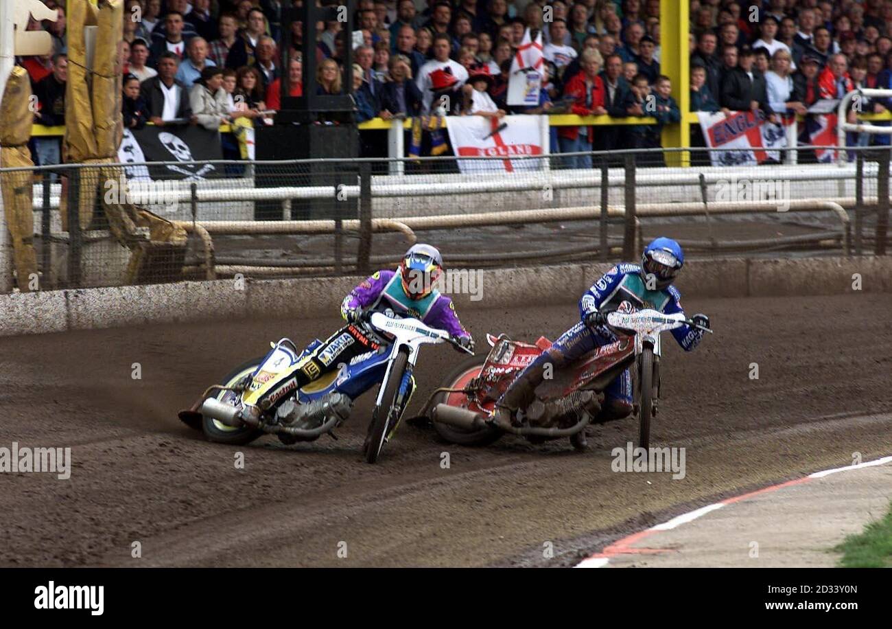 Der tschechische Ales Dryml (L) und der britische Mark Loram im Einsatz beim internationalen Speedway-Treffen in Sheffield. Stockfoto